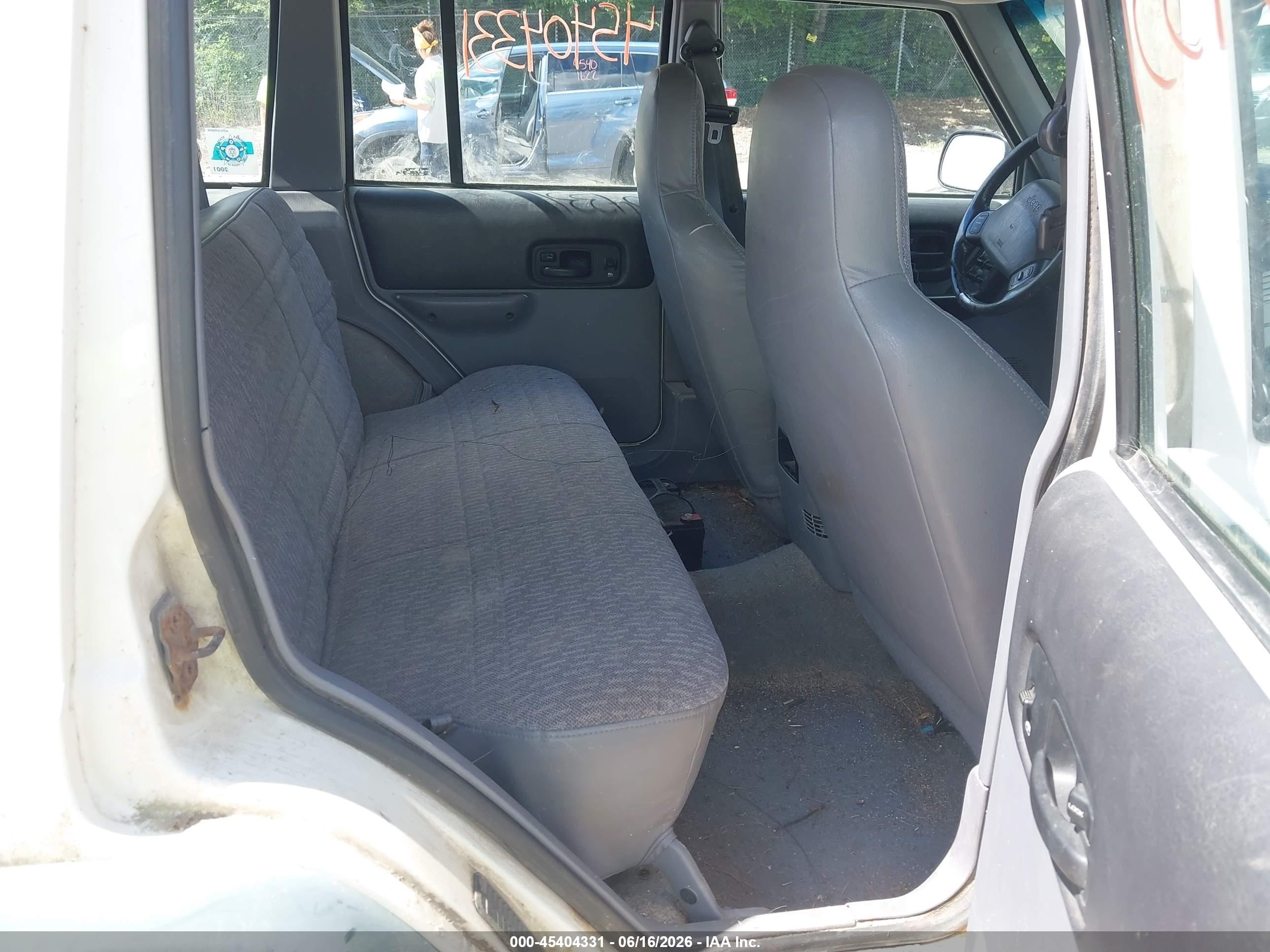 1998 Jeep Cherokee Classic/sport White vin: 1J4FJ68SXWL254428
