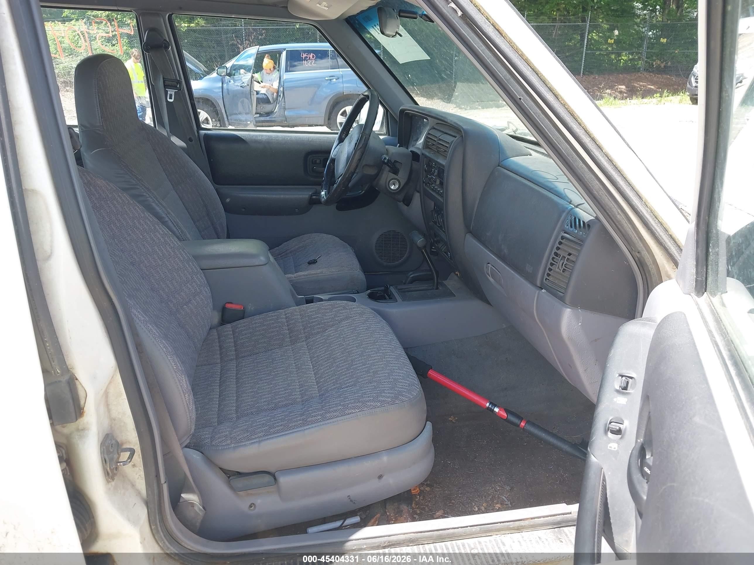 1998 Jeep Cherokee Classic/sport White vin: 1J4FJ68SXWL254428