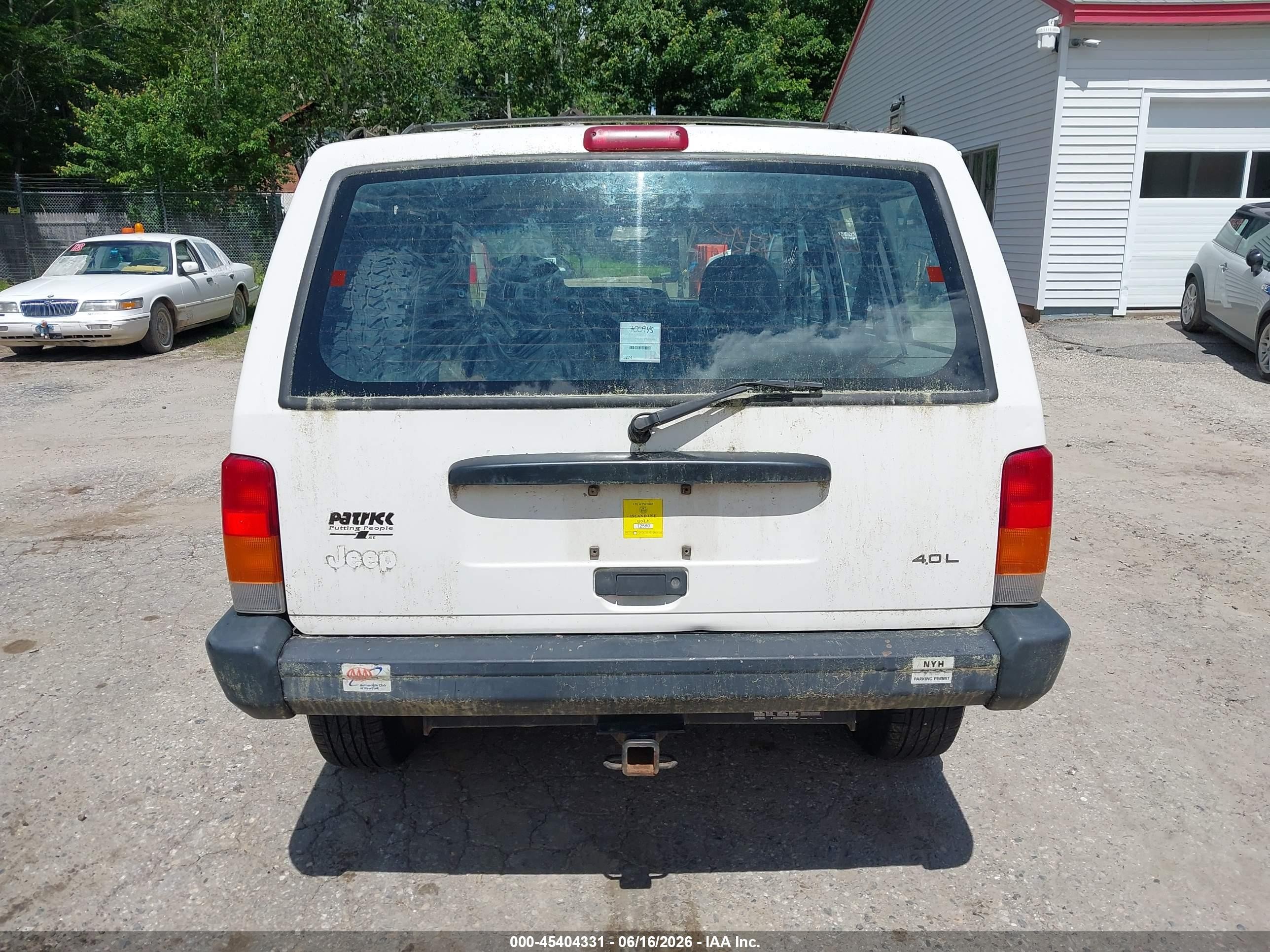 1998 Jeep Cherokee Classic/sport White vin: 1J4FJ68SXWL254428