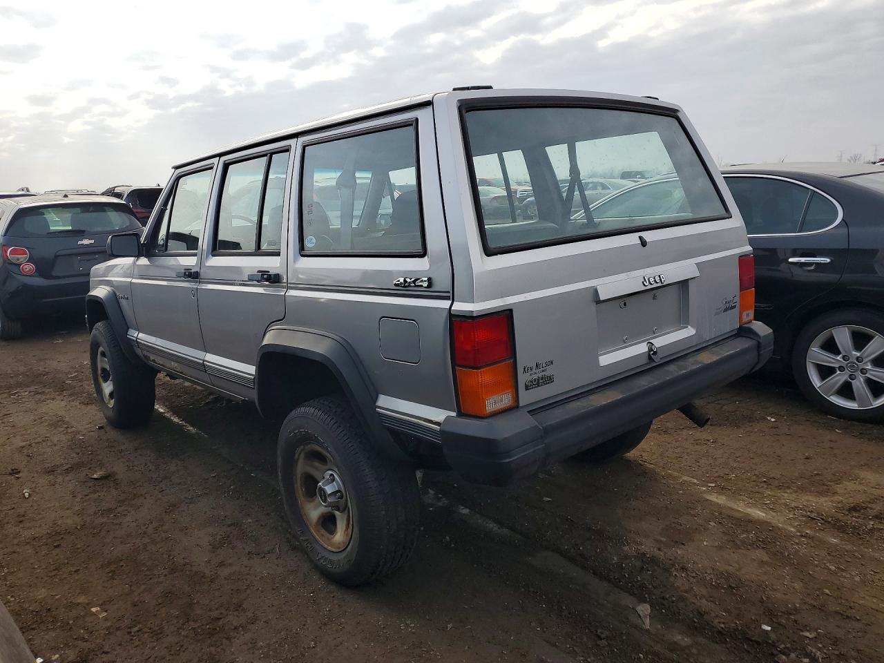 1992 Jeep Cherokee Sport Silver vin: 1J4FJ88S8NL102741