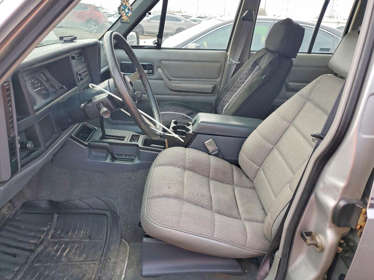 1992 Jeep Cherokee Sport Silver vin: 1J4FJ88S8NL102741