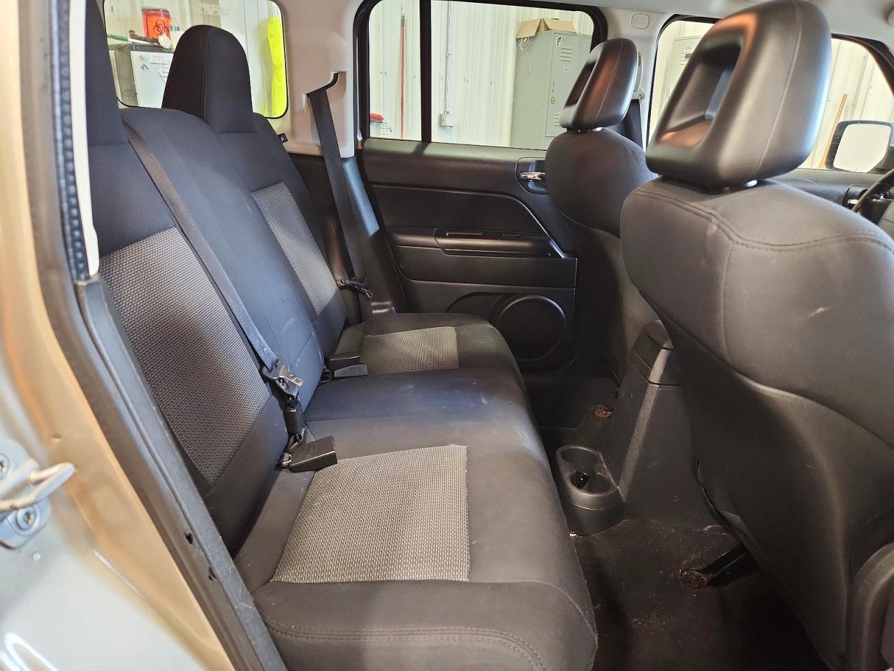 2009 Jeep Patriot Sport Tan vin: 1J4FT28B89D195087