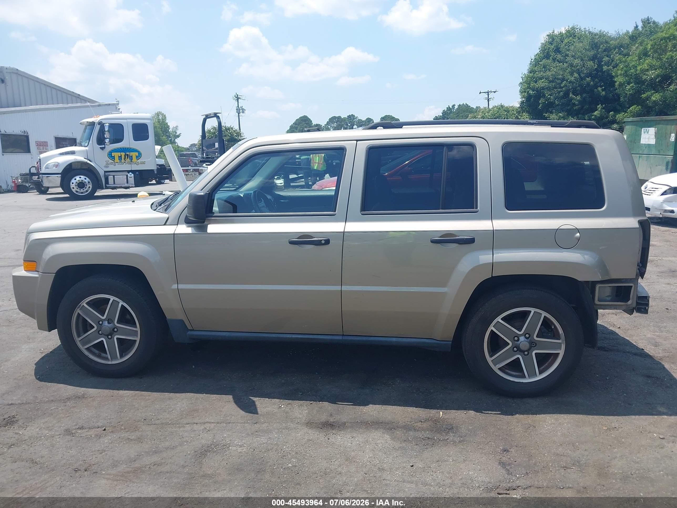 2009 Jeep Patriot Sport Золотой vin: 1J4FT28B99D208638