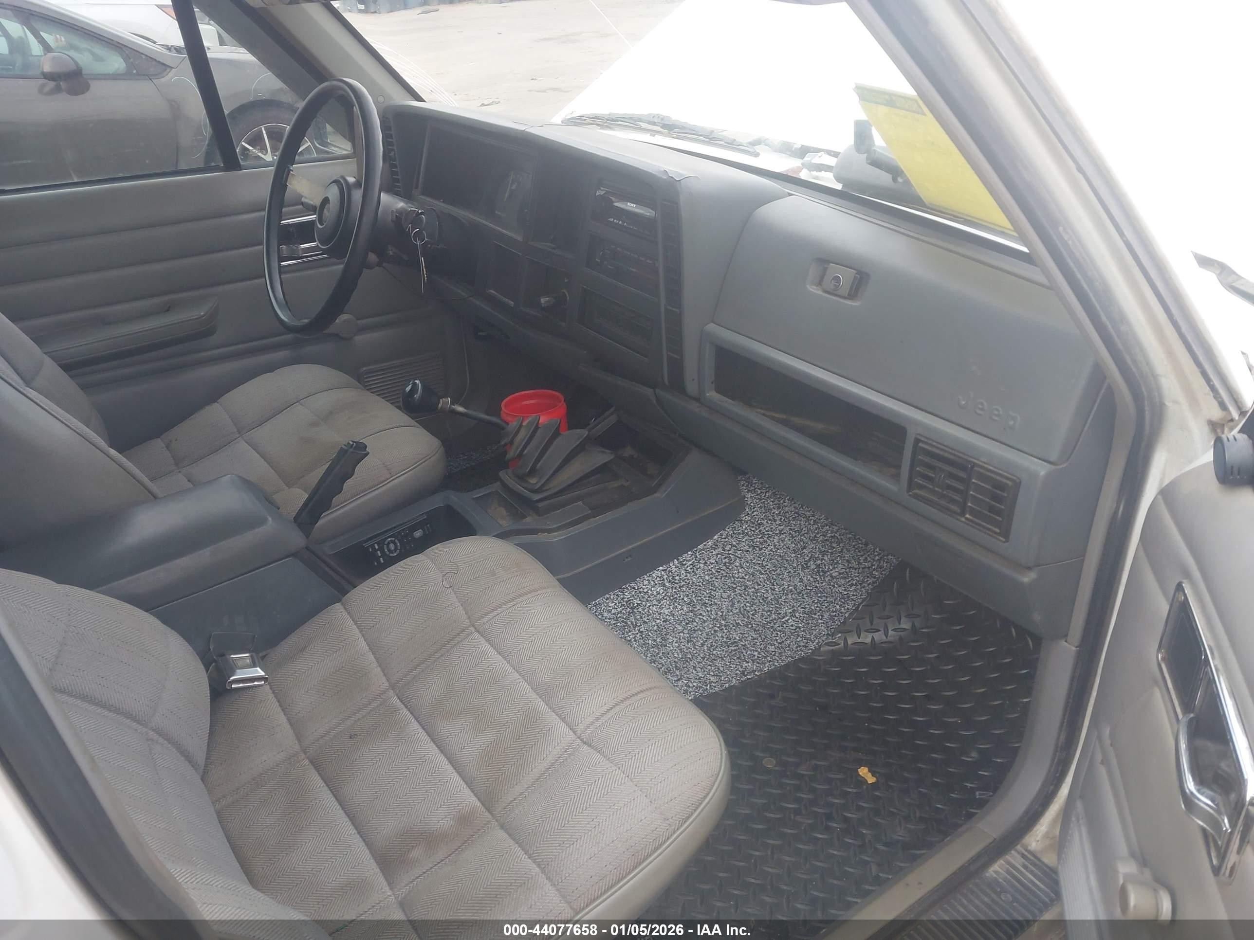 1992 Jeep Cherokee   White vin: 1J4FT28S2NL226429