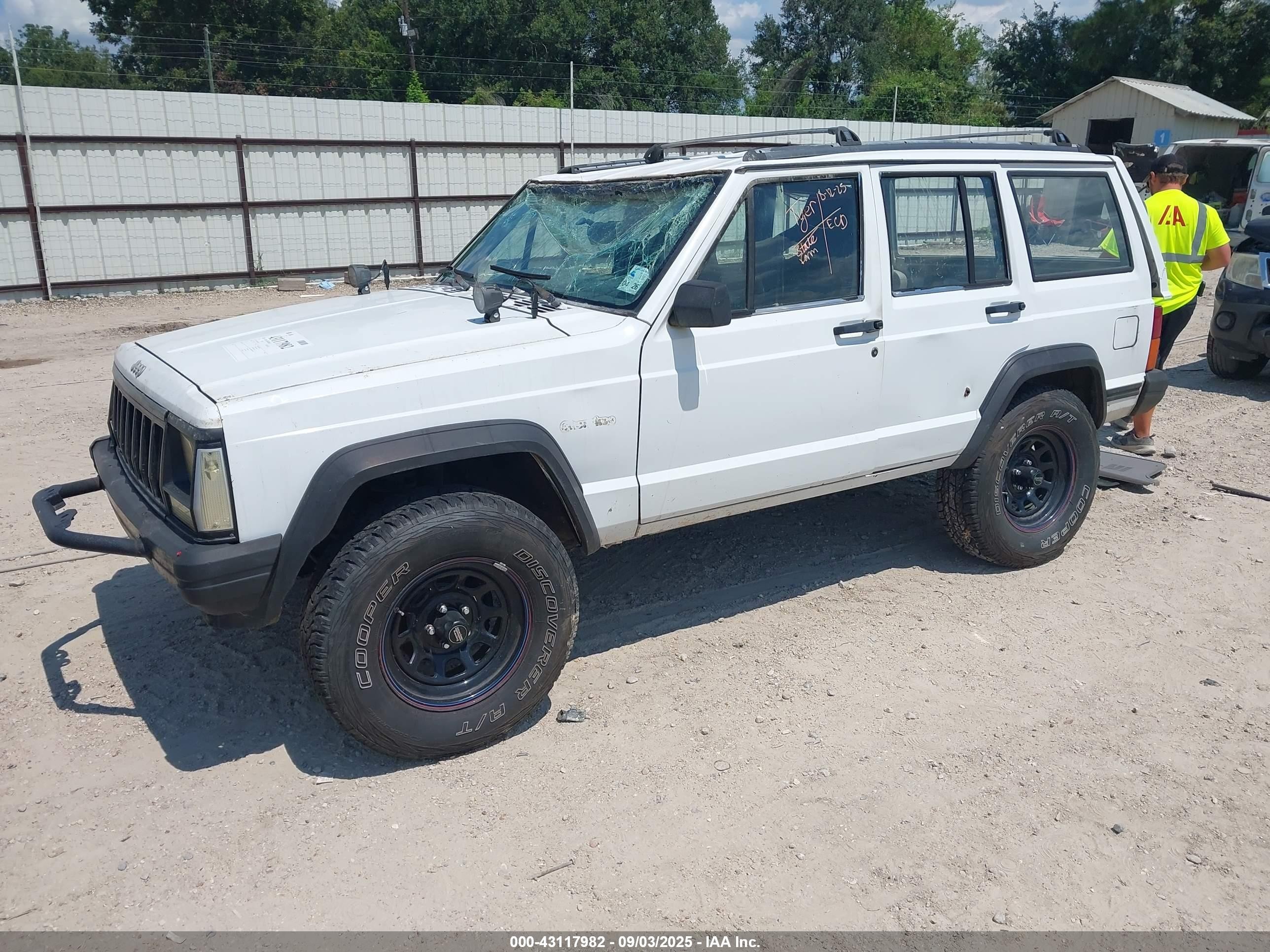 1993 Jeep Cherokee   White vin: 1J4FT28S5PL640159