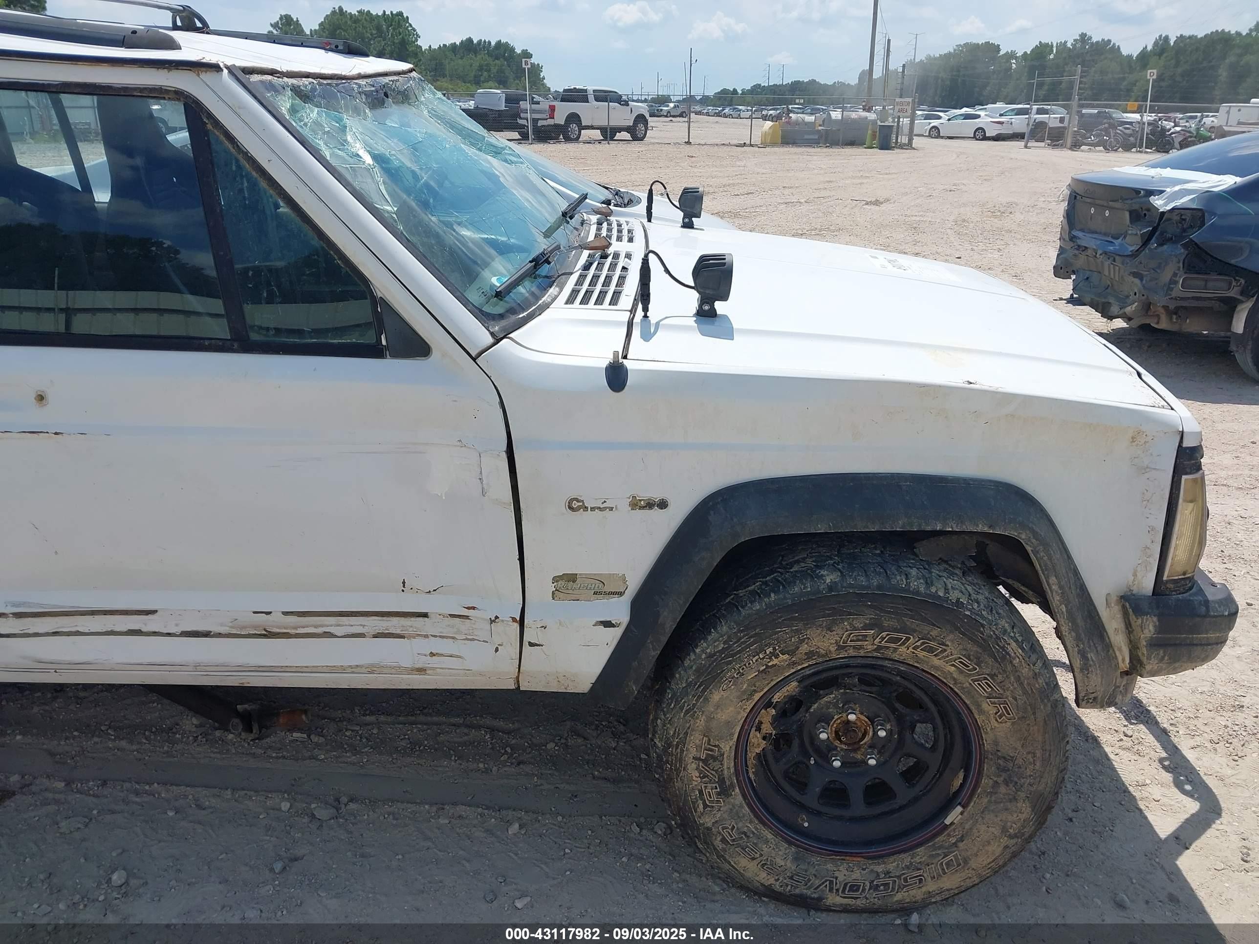1993 Jeep Cherokee   White vin: 1J4FT28S5PL640159