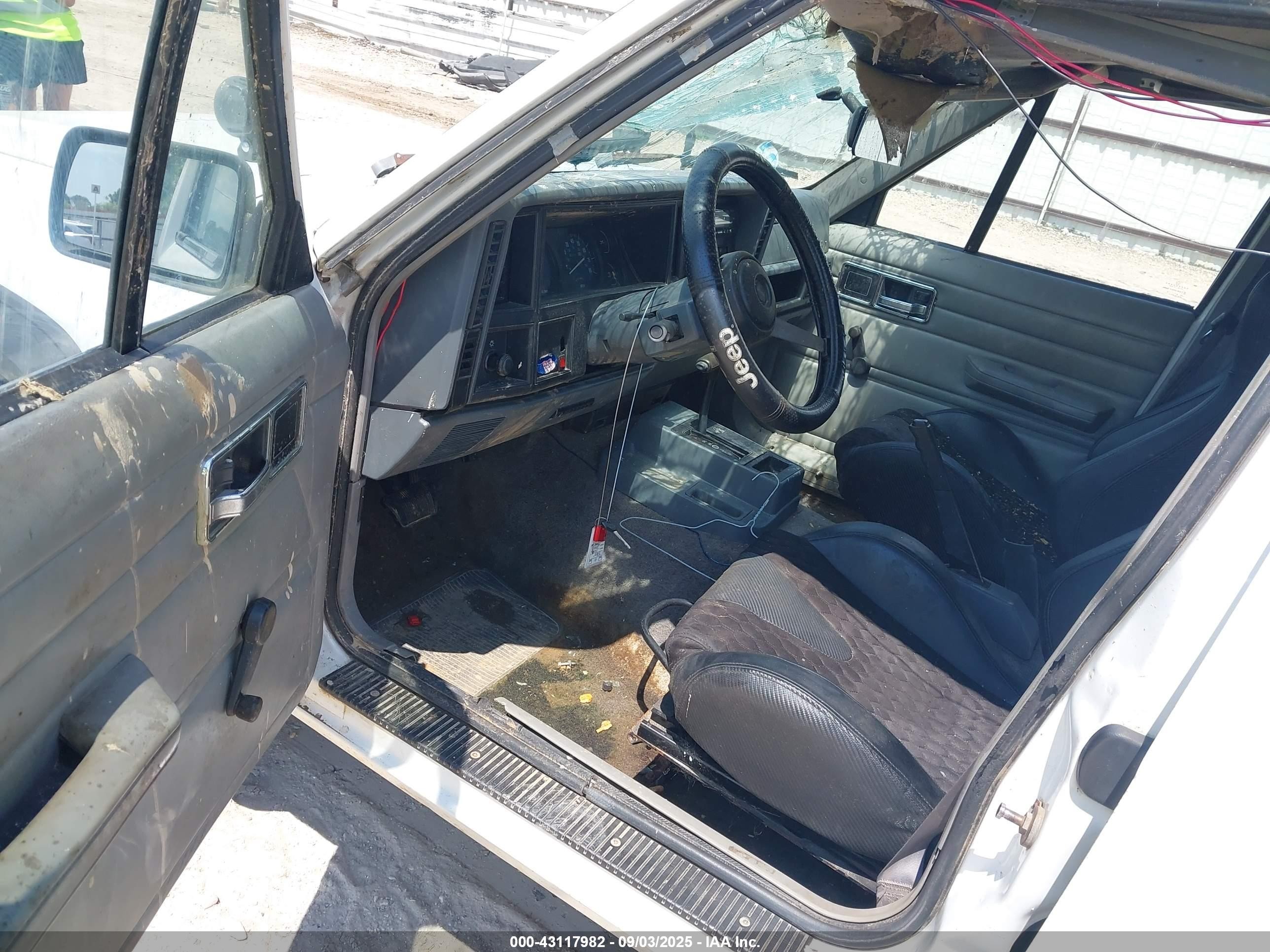 1993 Jeep Cherokee   White vin: 1J4FT28S5PL640159