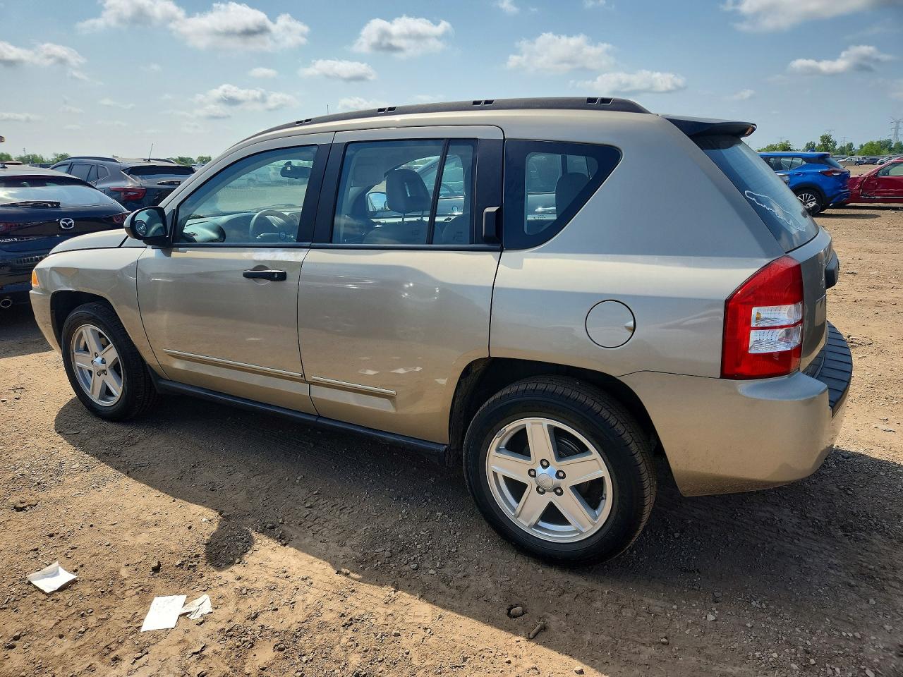 2009 Jeep Compass Sport Золотой vin: 1J4FT47A69D173853