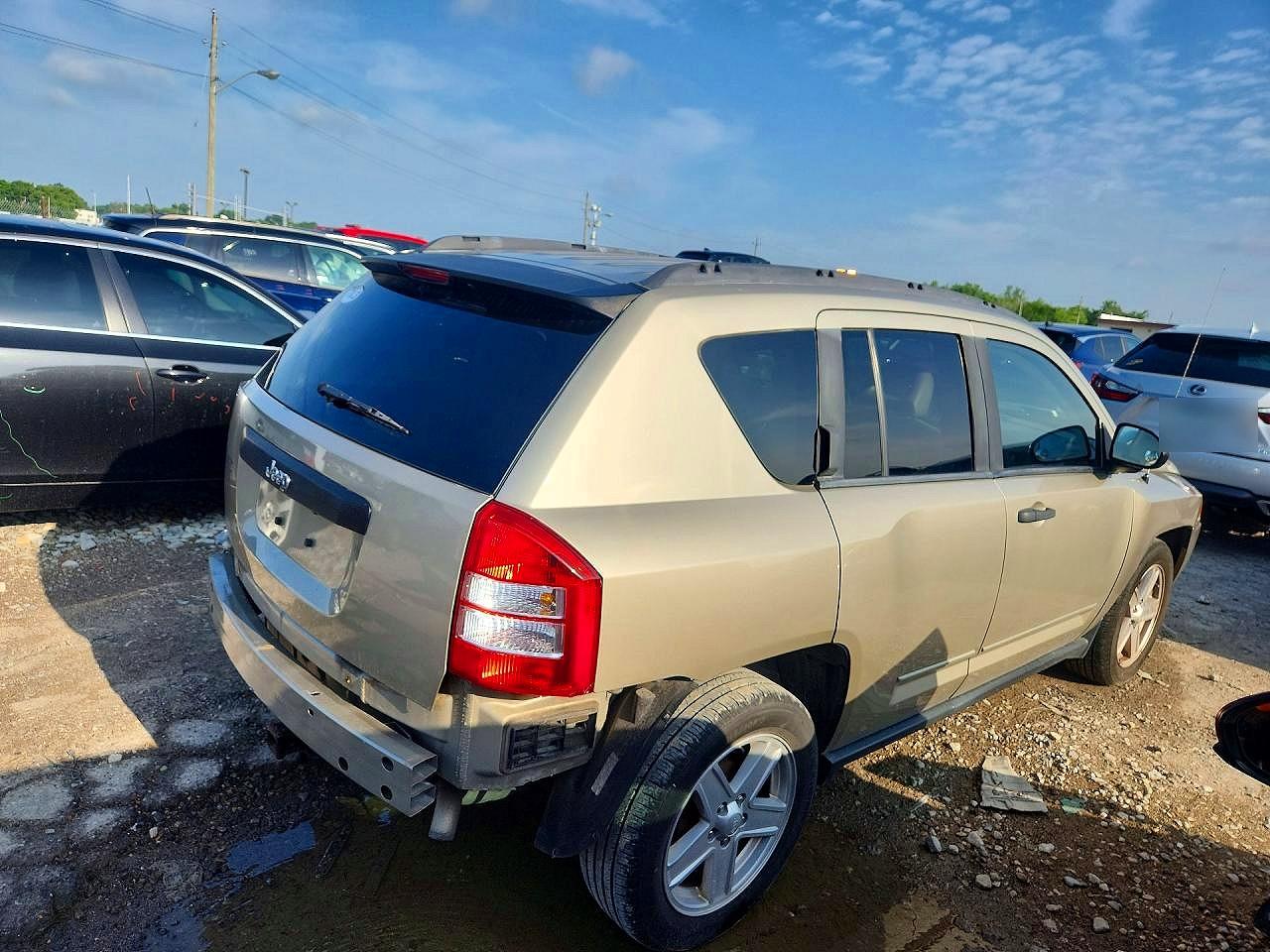 2009 Jeep Compass Sport Tan vin: 1J4FT47B29D223303