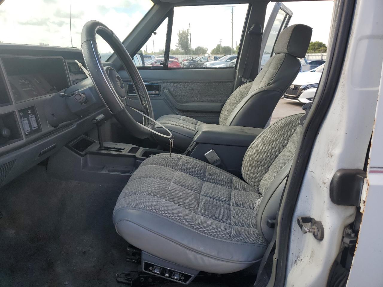 1992 Jeep Cherokee Laredo White vin: 1J4FT58S6NL236558