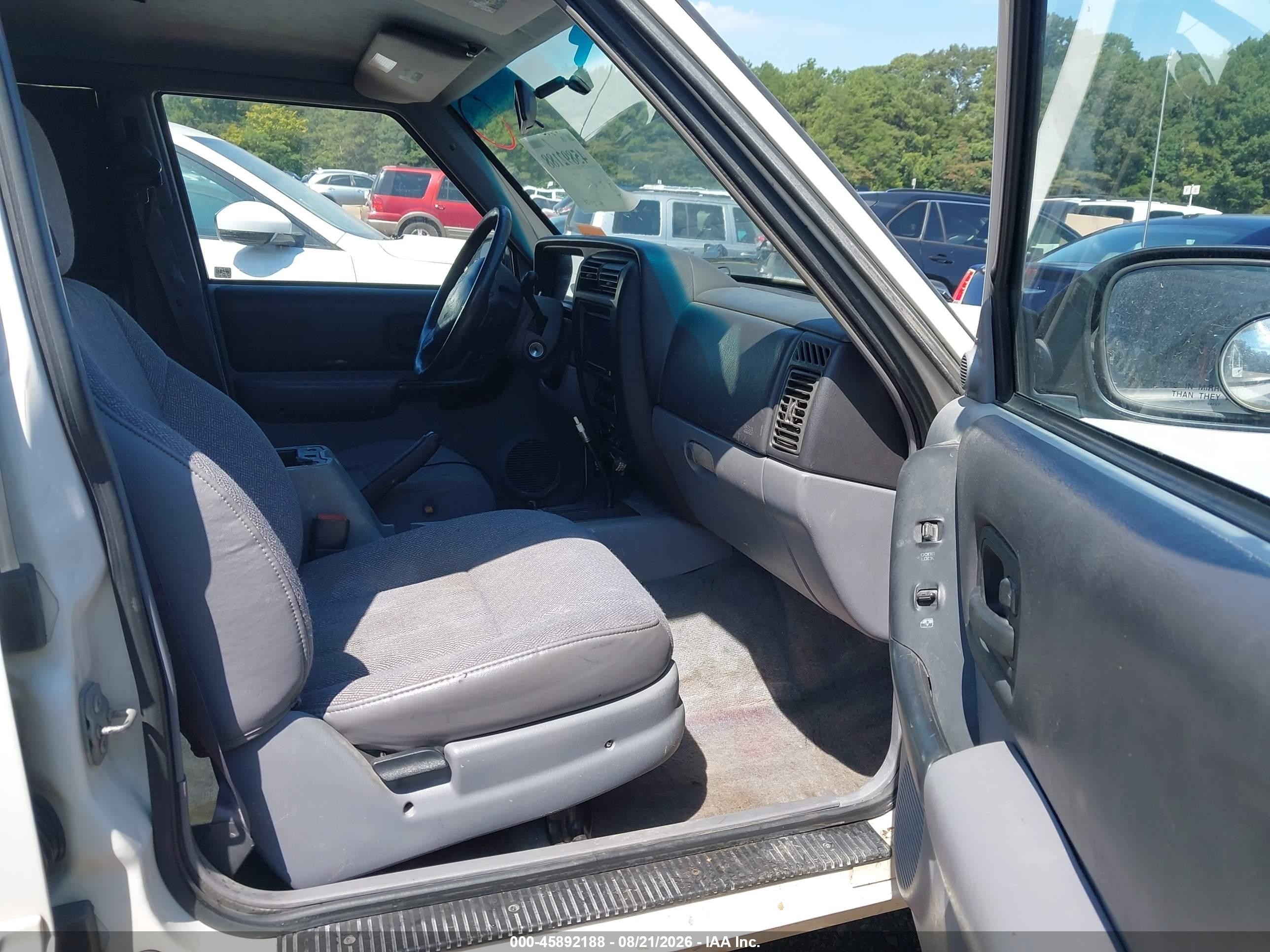 1998 Jeep Cherokee Classic/limited/sport White vin: 1J4FT68S4WL119052
