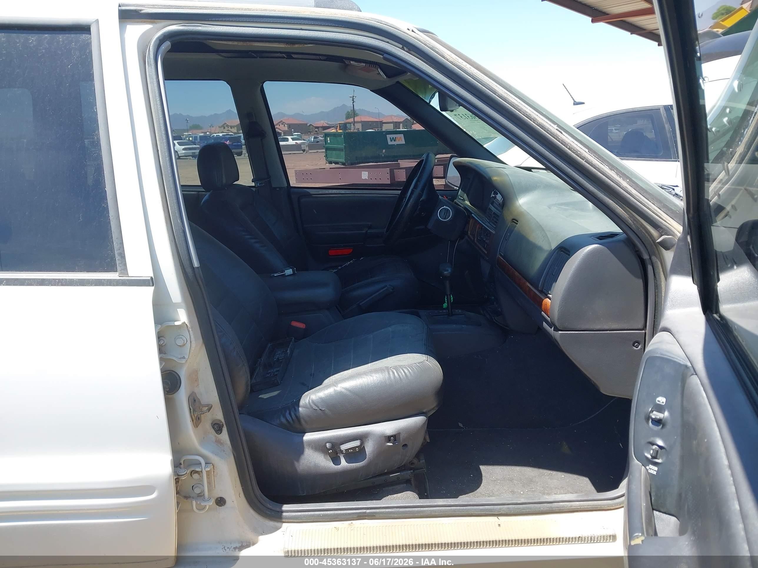 1998 Jeep Grand Cherokee Laredo White vin: 1J4FX48S8WC295191