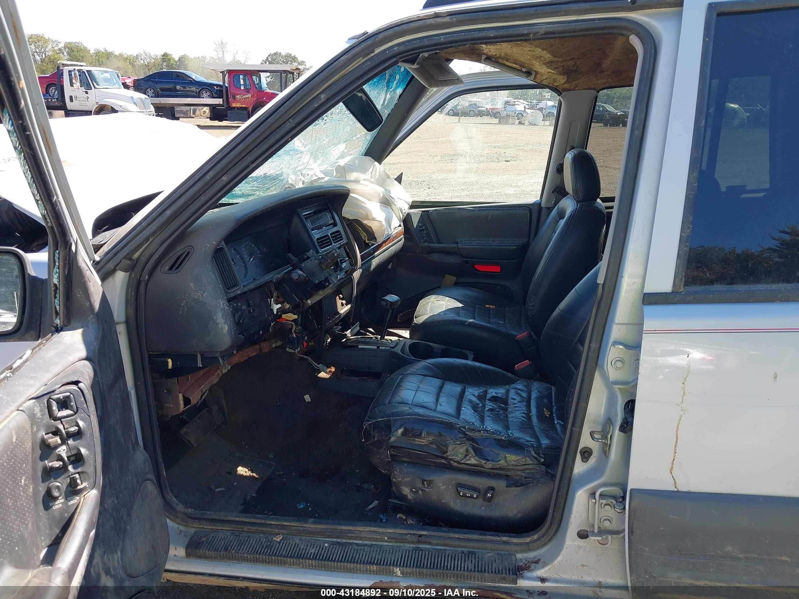1996 Jeep Grand Cherokee Laredo Silver vin: 1J4FX58S3TC162145
