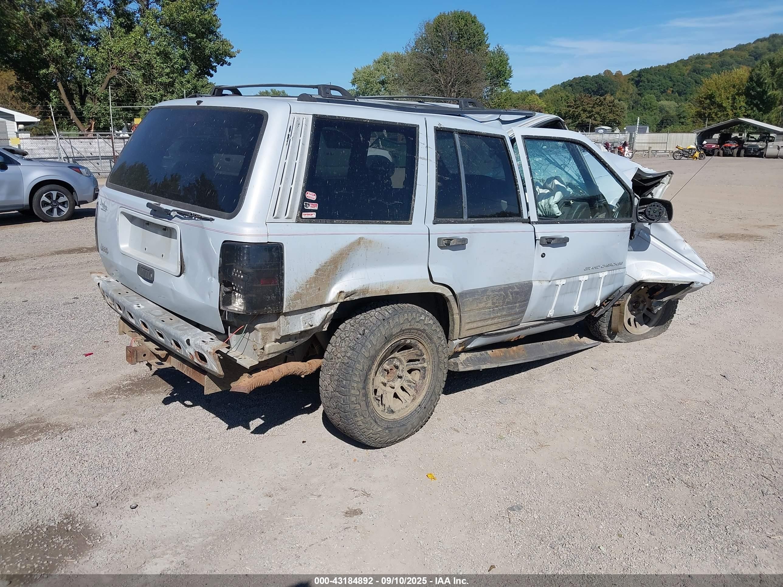 1996 Jeep Grand Cherokee Laredo Silver vin: 1J4FX58S3TC162145