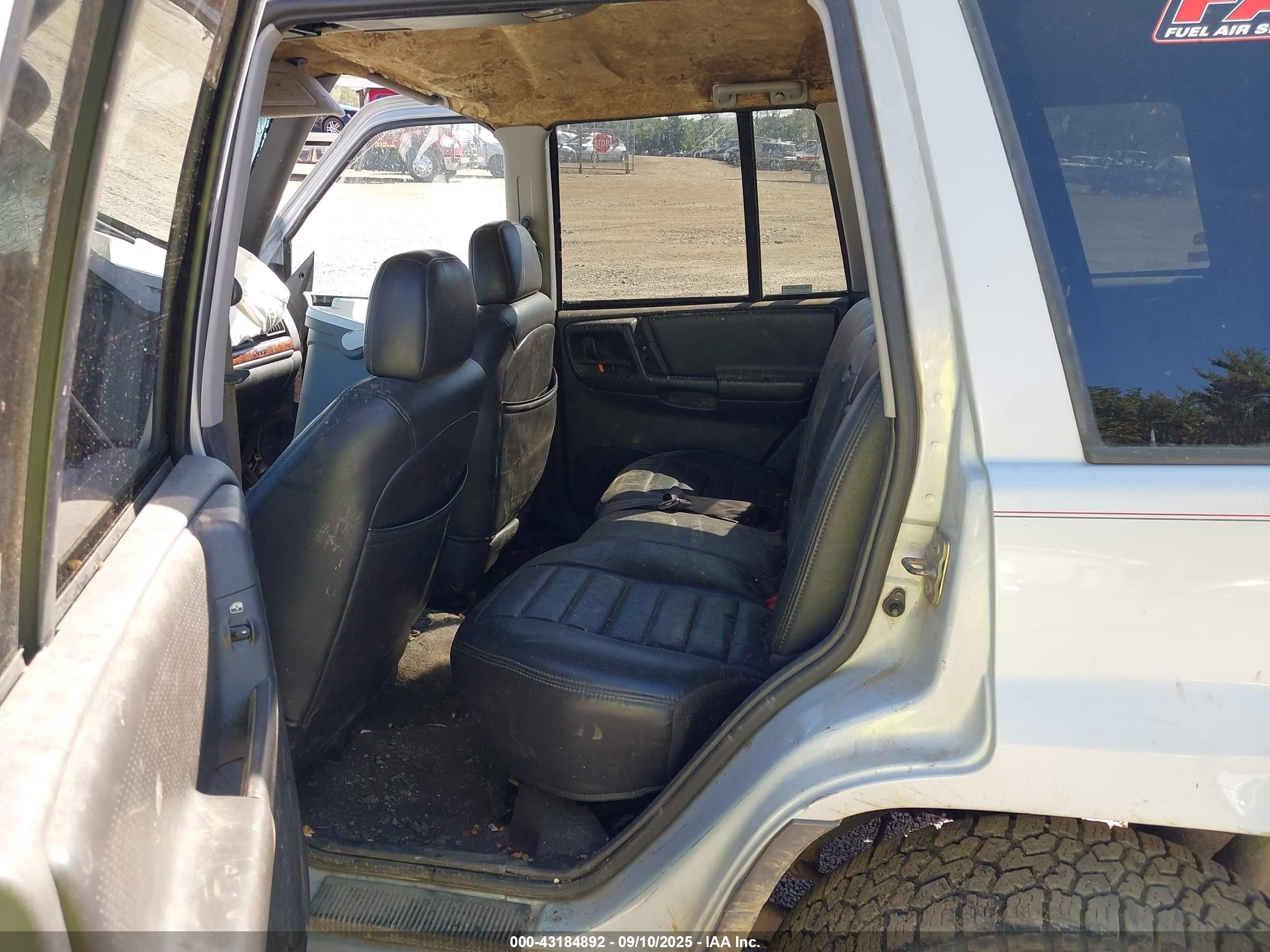 1996 Jeep Grand Cherokee Laredo Silver vin: 1J4FX58S3TC162145