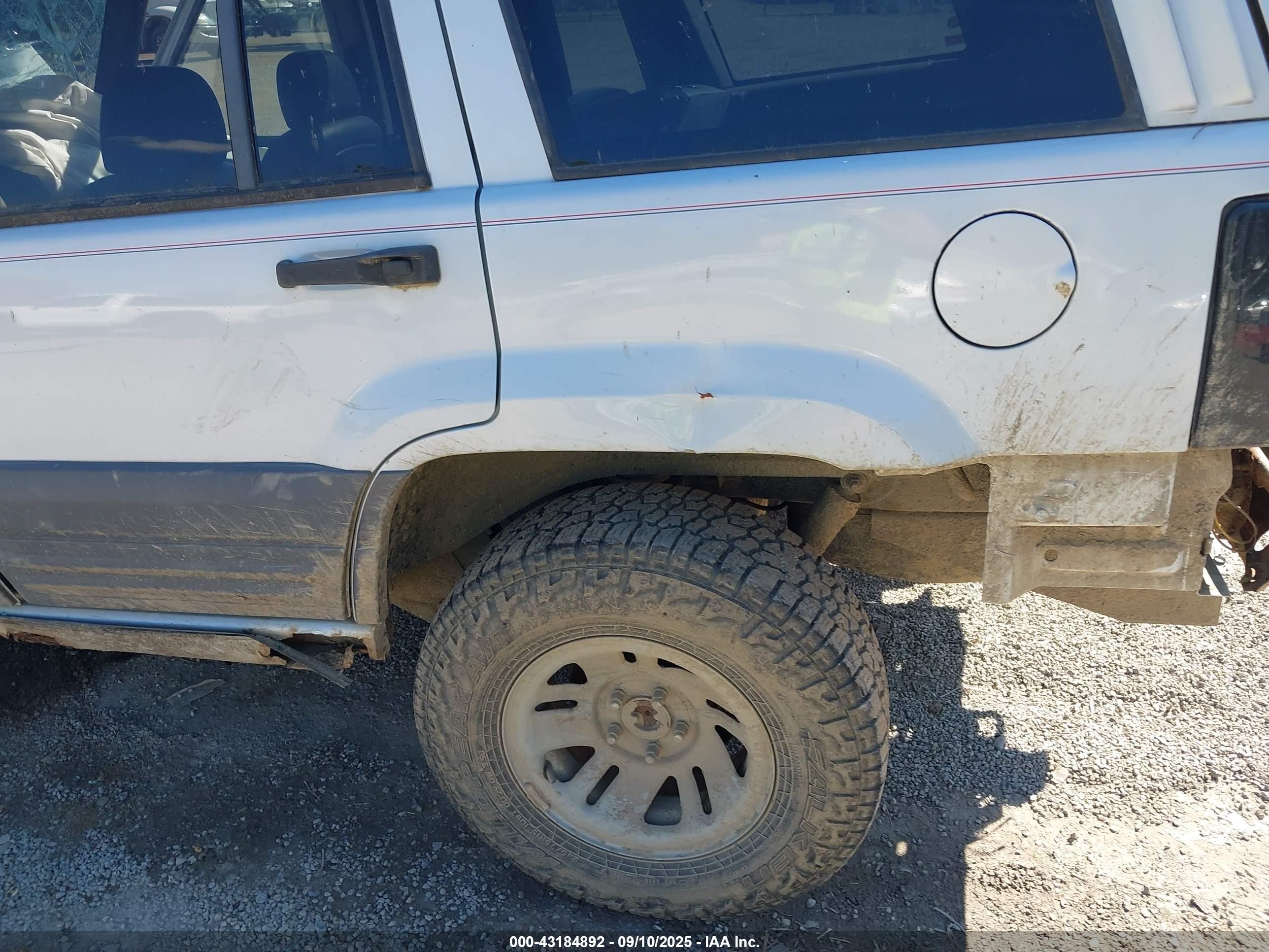 1996 Jeep Grand Cherokee Laredo Silver vin: 1J4FX58S3TC162145