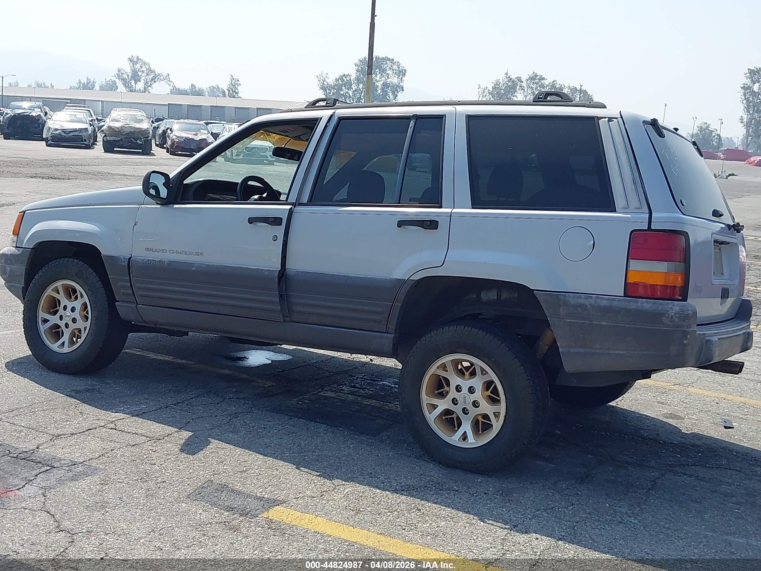 1996 Jeep Grand Cherokee Laredo Серый vin: 1J4FX58S8TC249796