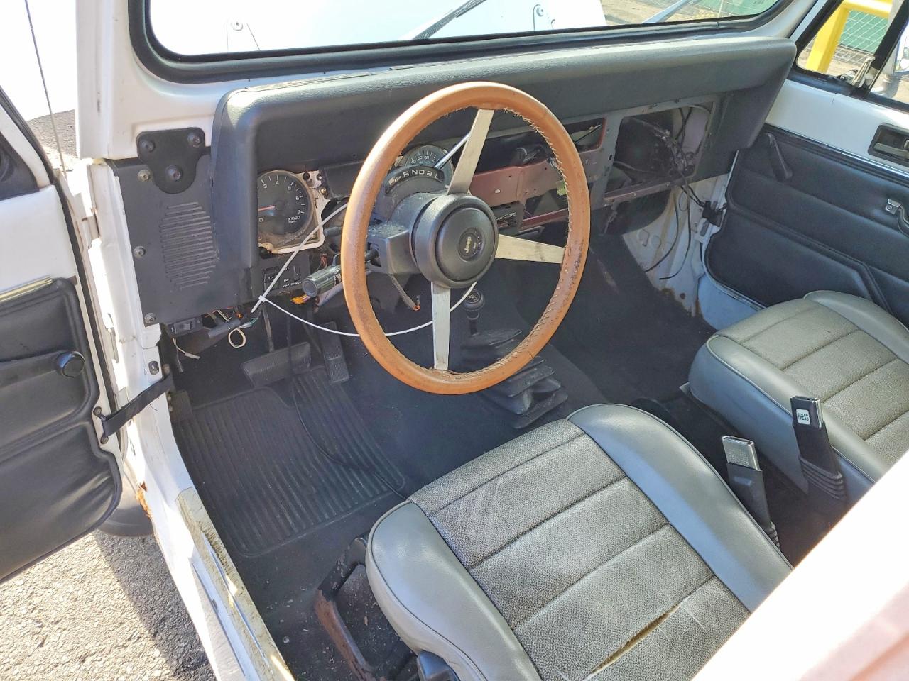 1994 Jeep Wrangler / Yj S White vin: 1J4FY19P2RP407101