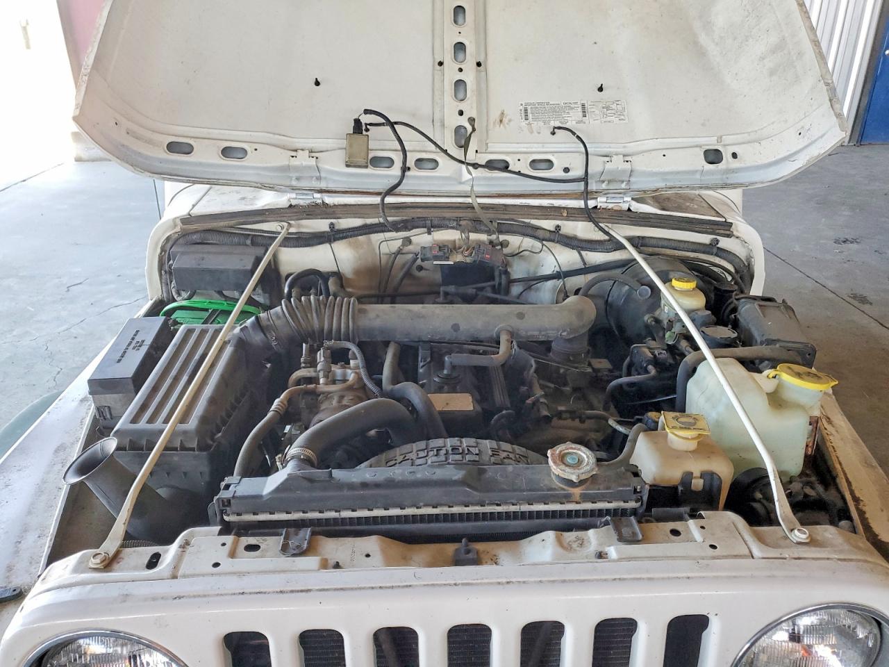 1998 Jeep Wrangler / Tj Sport White vin: 1J4FY19S0WP790729