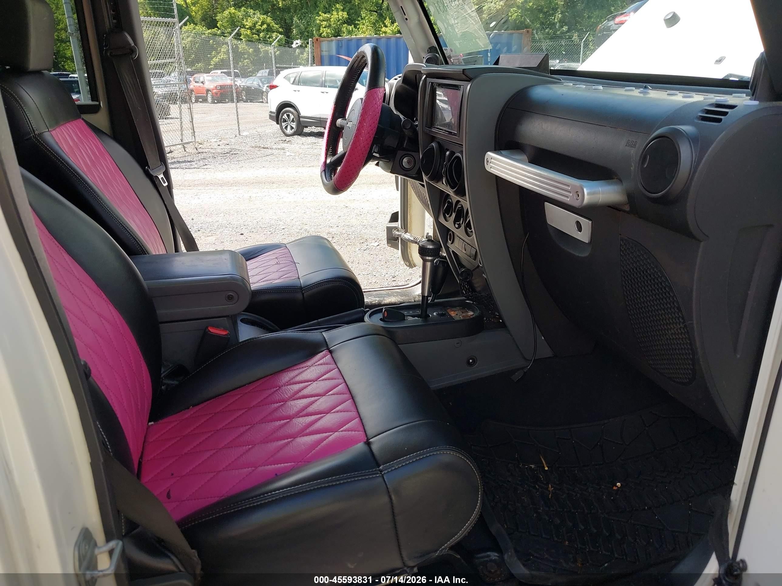 2009 Jeep Wrangler Unlimited X White vin: 1J4GA39109L705234
