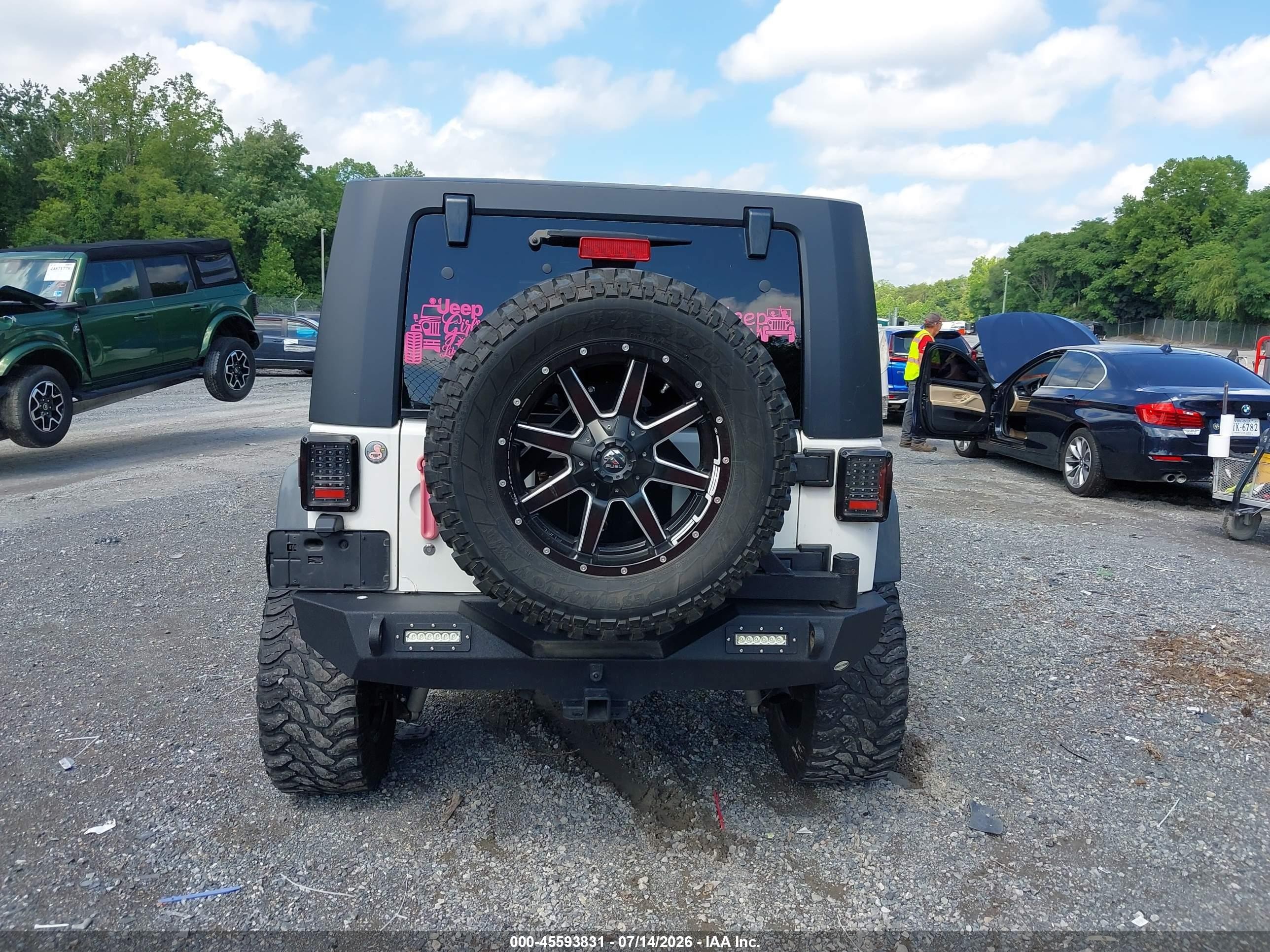 2009 Jeep Wrangler Unlimited X White vin: 1J4GA39109L705234