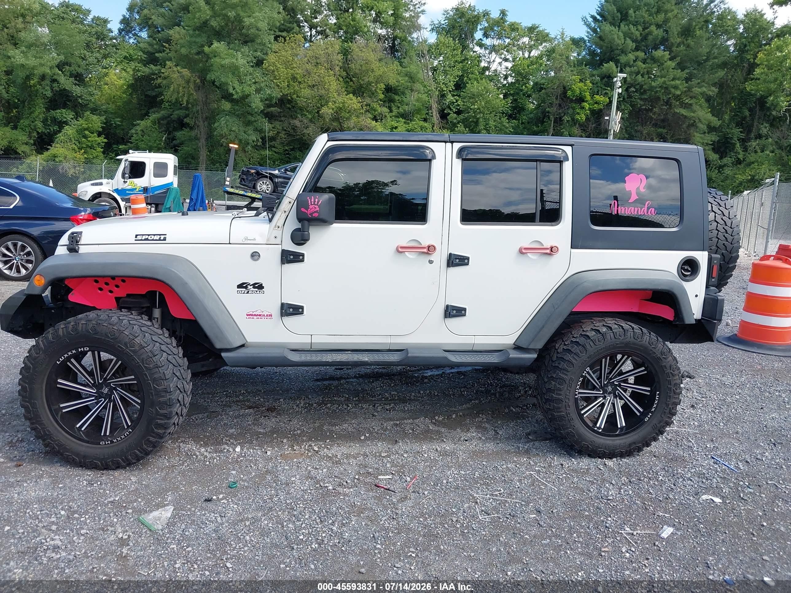 2009 Jeep Wrangler Unlimited X White vin: 1J4GA39109L705234