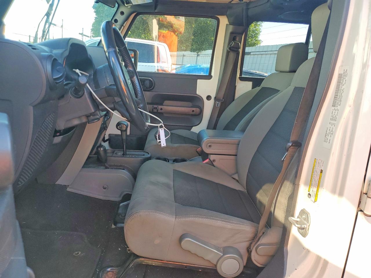 2008 Jeep Wrangler Unlimited X White vin: 1J4GA39118L543841