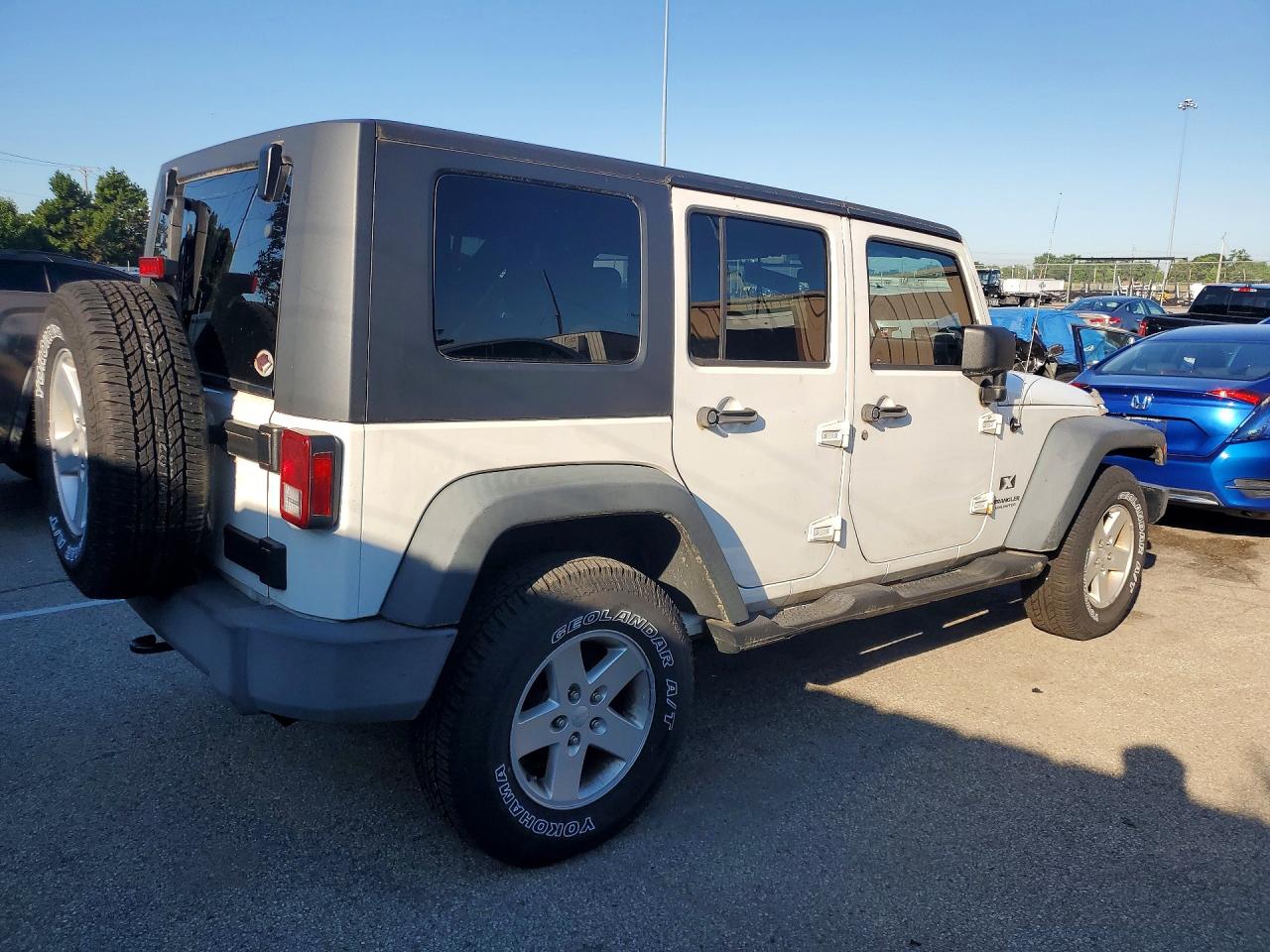 2008 Jeep Wrangler Unlimited X White vin: 1J4GA39118L543841