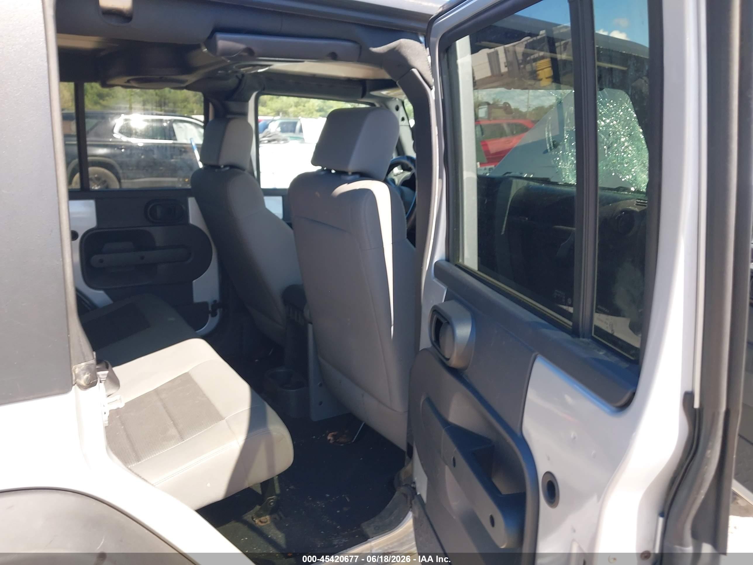 2008 Jeep Wrangler Unlimited X Silver vin: 1J4GA39138L527169