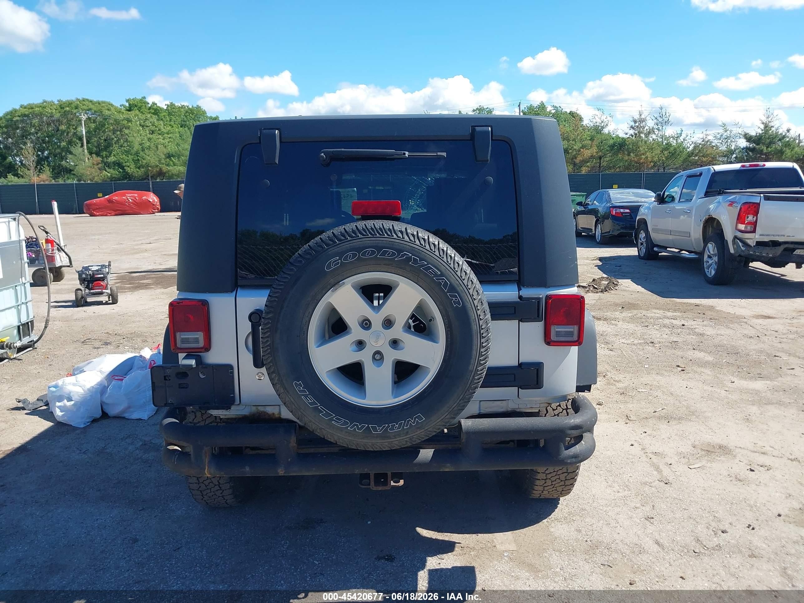 2008 Jeep Wrangler Unlimited X Silver vin: 1J4GA39138L527169