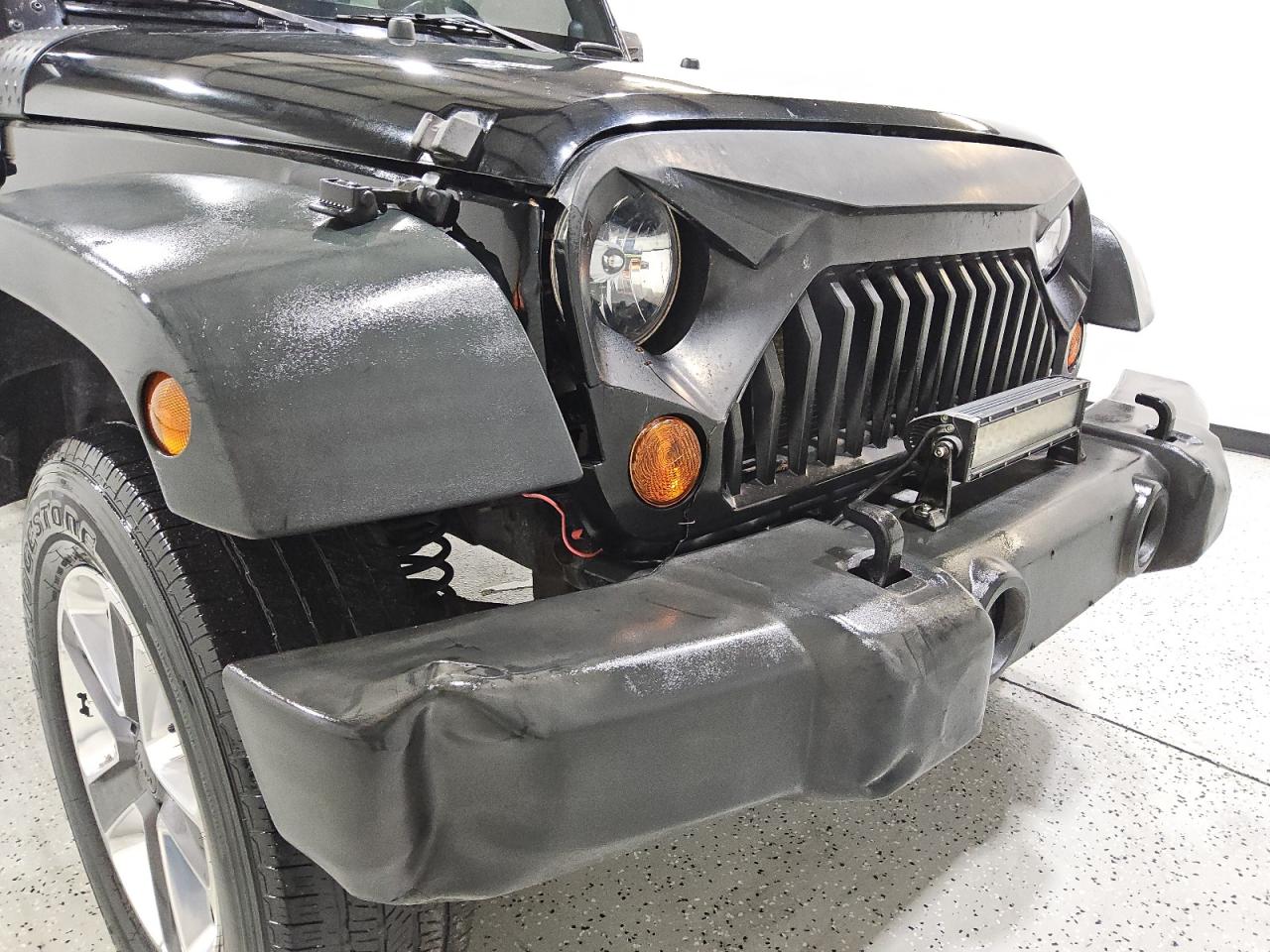 2009 Jeep Wrangler Unlimited X Черный vin: 1J4GA39139L720830 Damage: Front Bumper, Dent(S) W/No Paint Dmg, 5 To 6 Inches