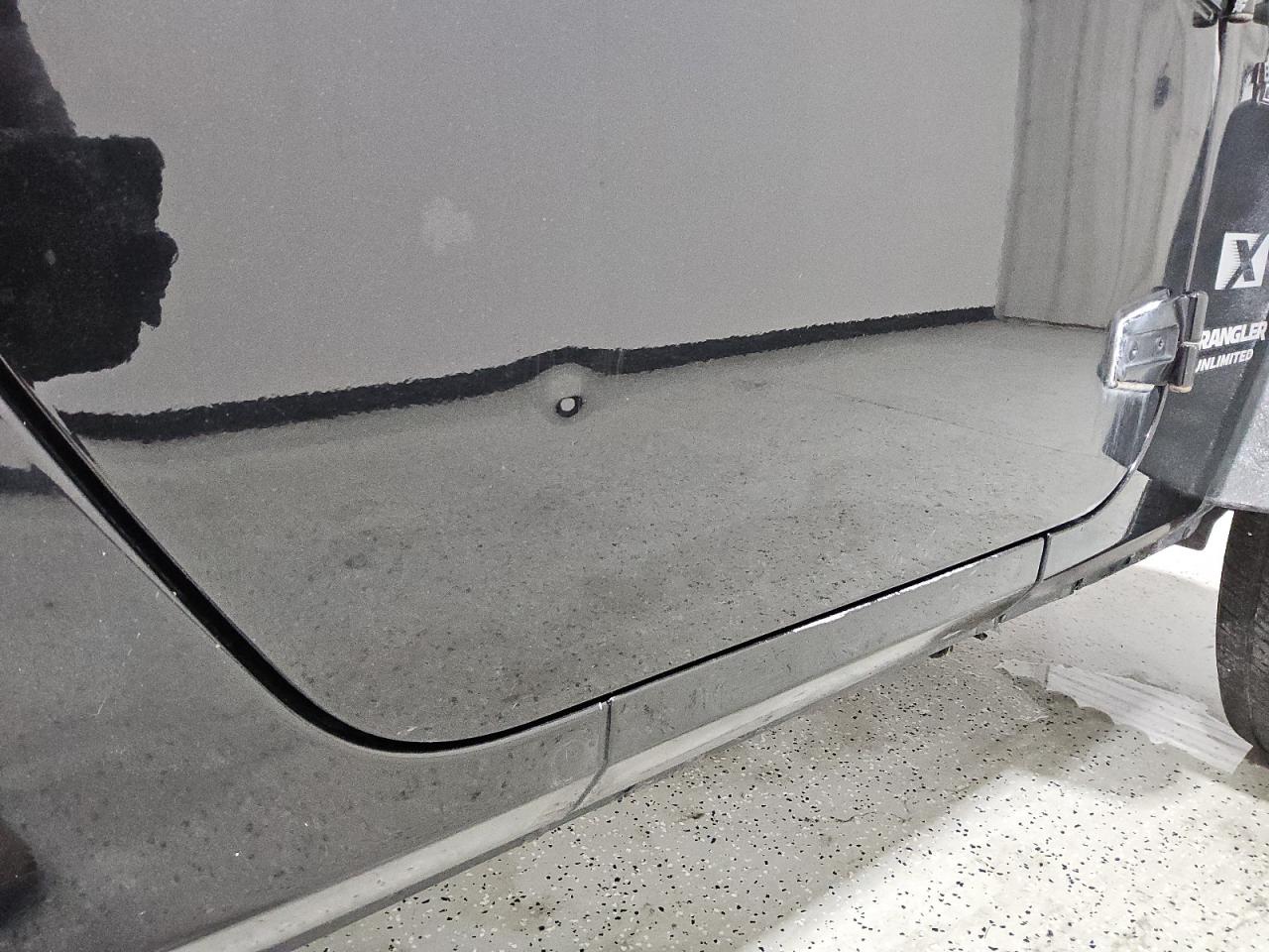 2009 Jeep Wrangler Unlimited X Черный vin: 1J4GA39139L720830 Damage: Right Front Door, Dent(S) W/No Paint Dmg, 1 To 2 Inches