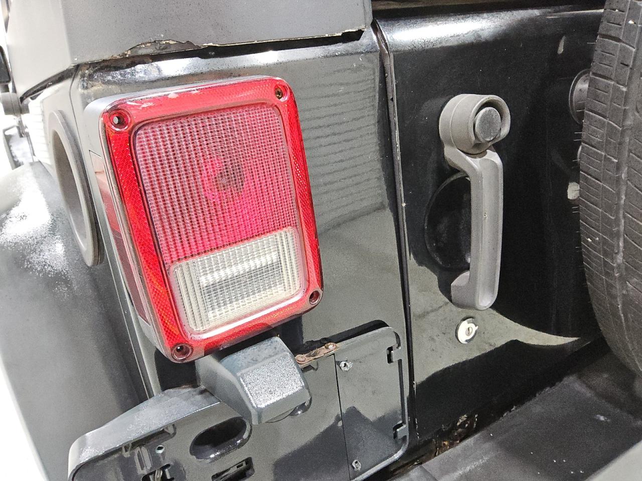 2009 Jeep Wrangler Unlimited X Черный vin: 1J4GA39139L720830 Damage: Left Tail Light, Chipped, Replacement Required