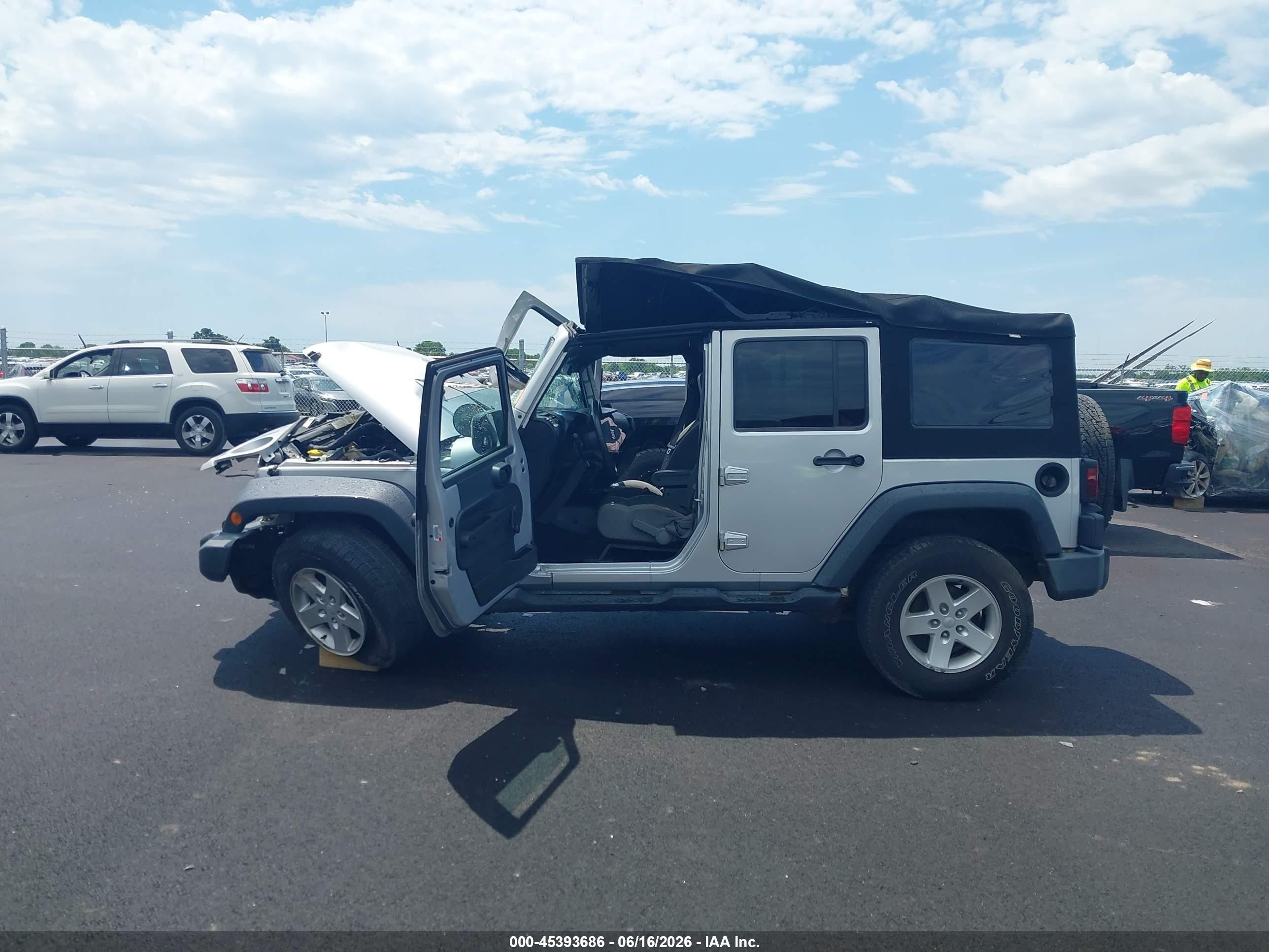 2007 Jeep Wrangler Unlimited X White vin: 1J4GA39167L148018