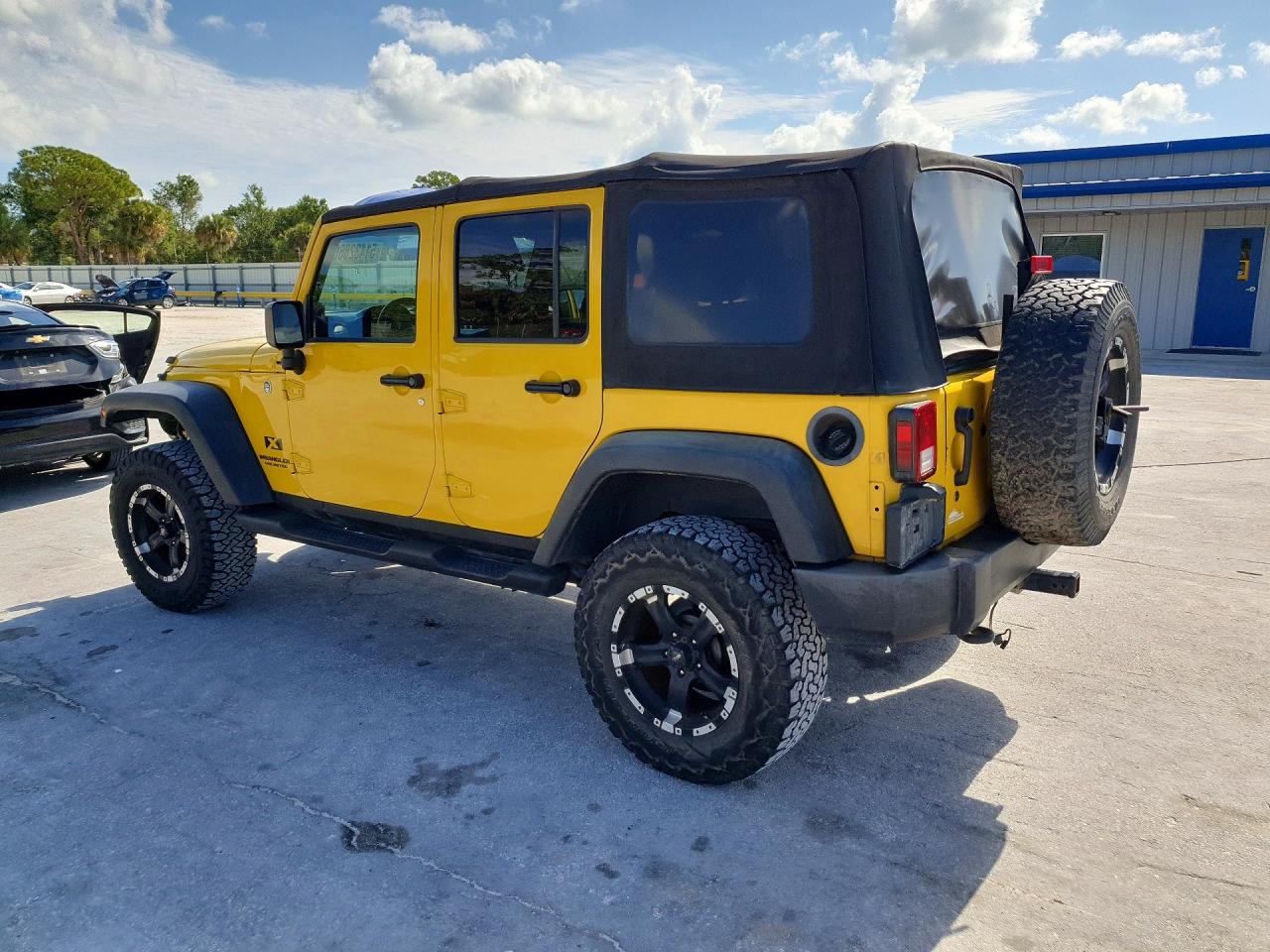 2009 Jeep Wrangler Unlimited X Yellow vin: 1J4GA39169L700197