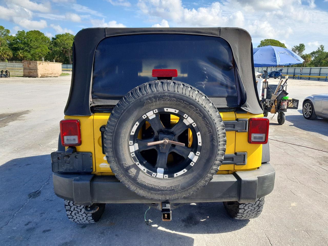 2009 Jeep Wrangler Unlimited X Yellow vin: 1J4GA39169L700197