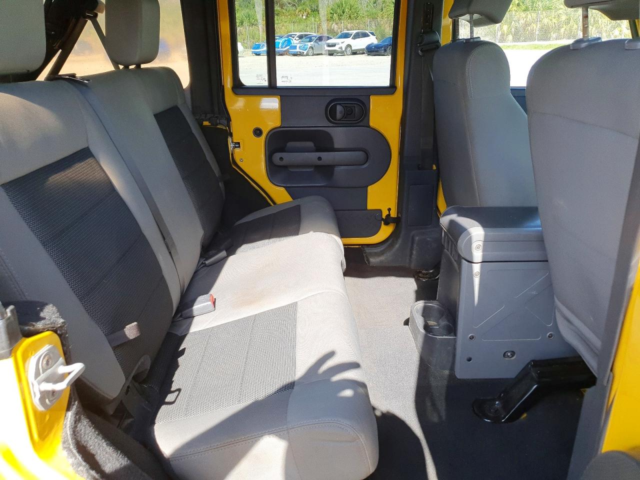 2009 Jeep Wrangler Unlimited X Yellow vin: 1J4GA39169L700197