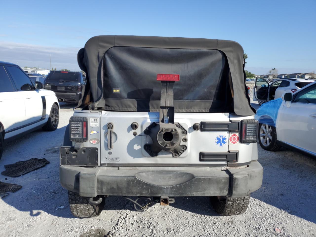2009 Jeep Wrangler Unlimited X Silver vin: 1J4GA391X9L766008