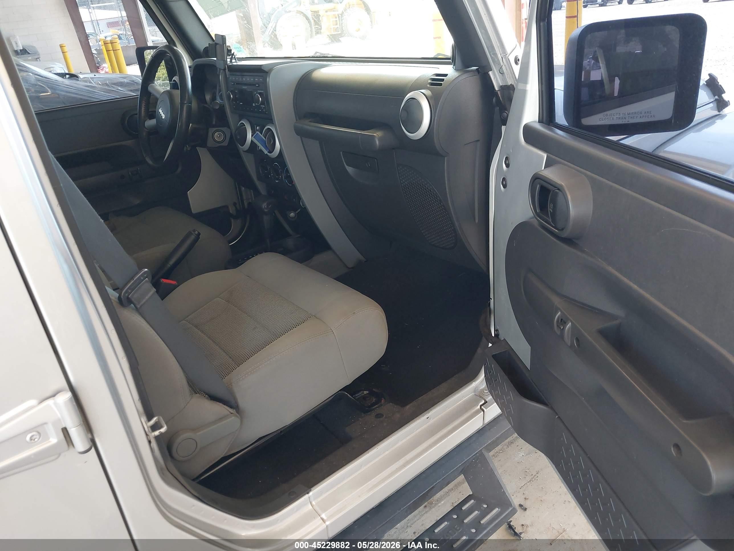 2008 Jeep Wrangler Unlimited Sahara Серебряный vin: 1J4GA59118L623023