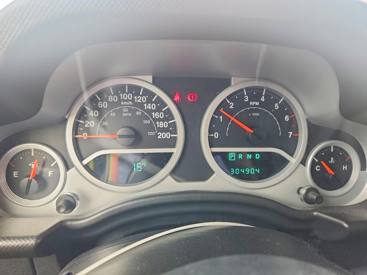 2008 Jeep Wrangler Unlimited Sahara Red vin: 1J4GA59138L634377