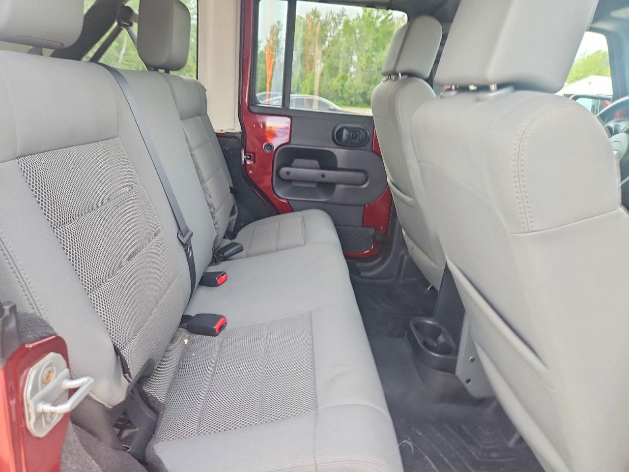 2008 Jeep Wrangler Unlimited Sahara Red vin: 1J4GA59138L634377