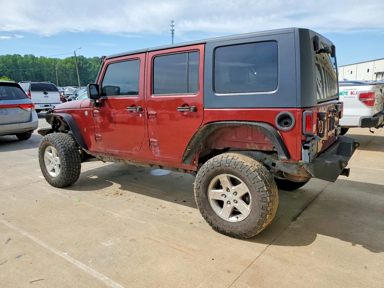2008 Jeep Wrangler Unlimited Sahara Burgundy vin: 1J4GA59138L644603