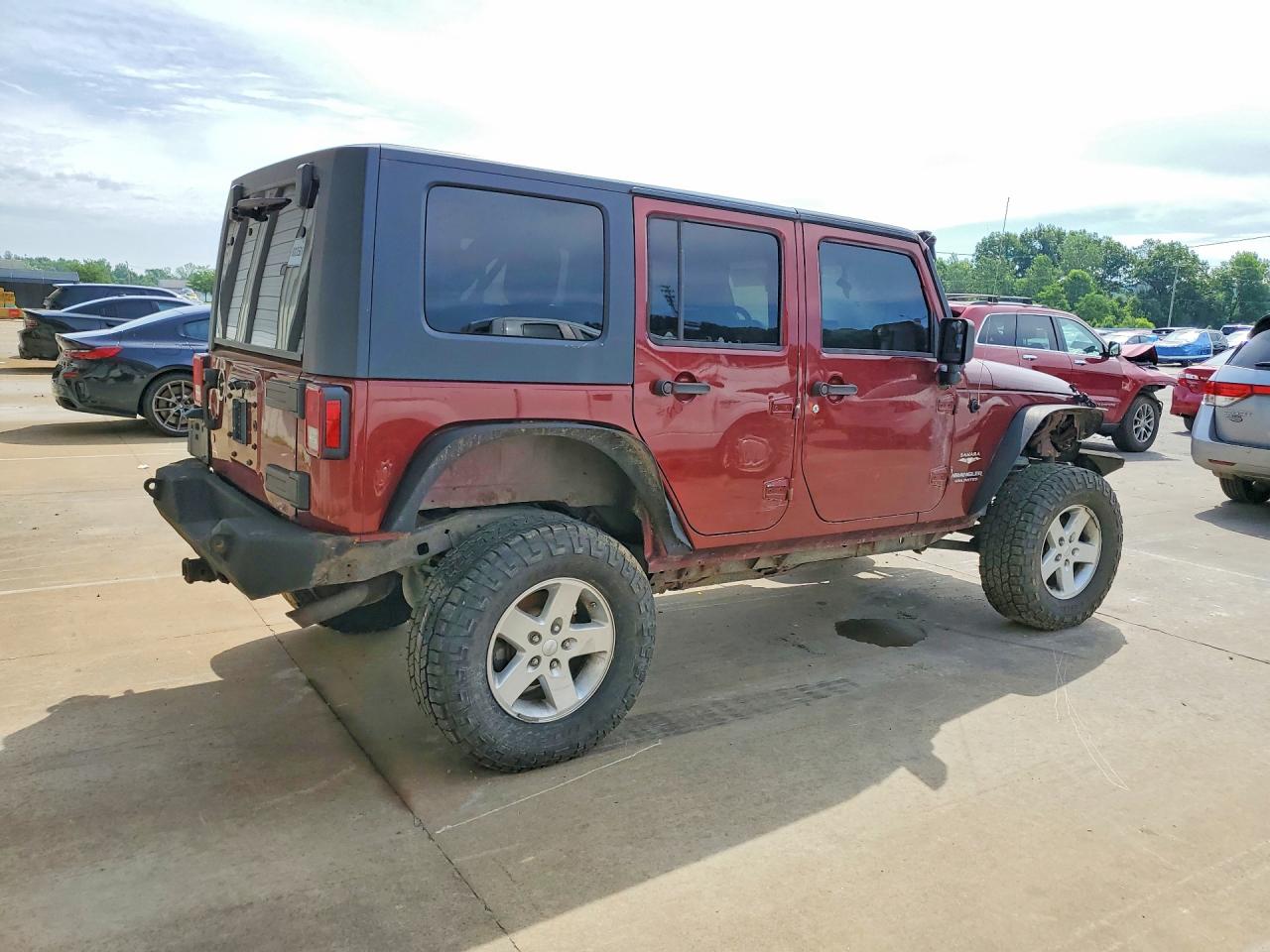 2008 Jeep Wrangler Unlimited Sahara Burgundy vin: 1J4GA59138L644603