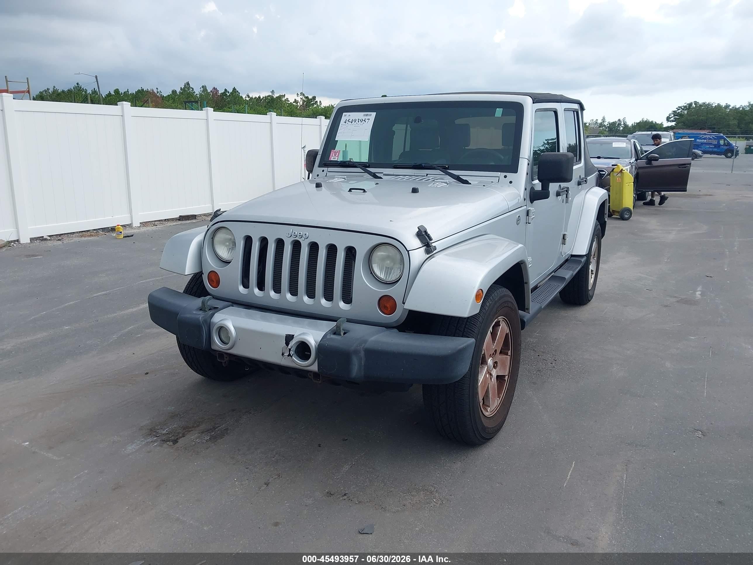 2008 Jeep Wrangler Unlimited Sahara Silver vin: 1J4GA59148L614221