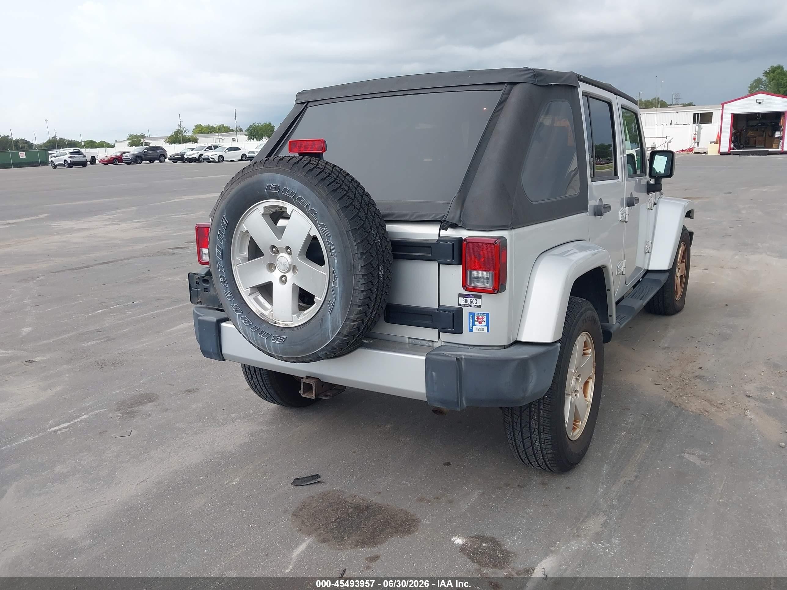 2008 Jeep Wrangler Unlimited Sahara Silver vin: 1J4GA59148L614221