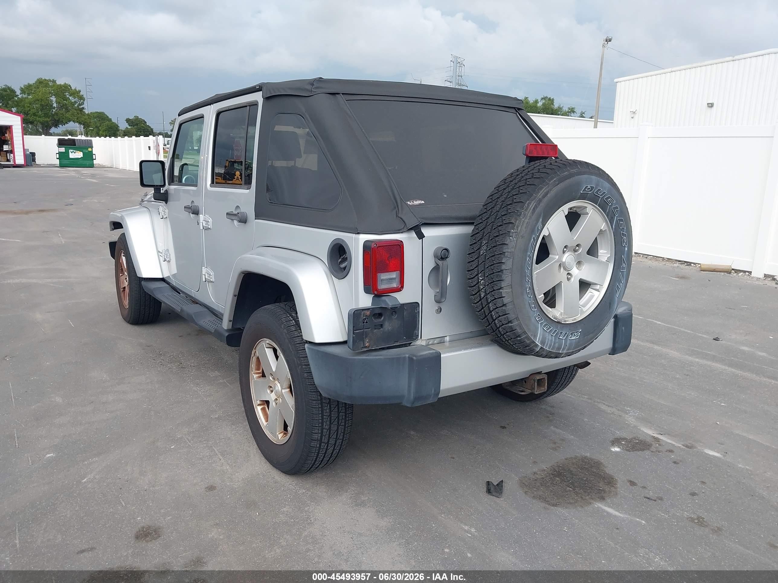 2008 Jeep Wrangler Unlimited Sahara Silver vin: 1J4GA59148L614221