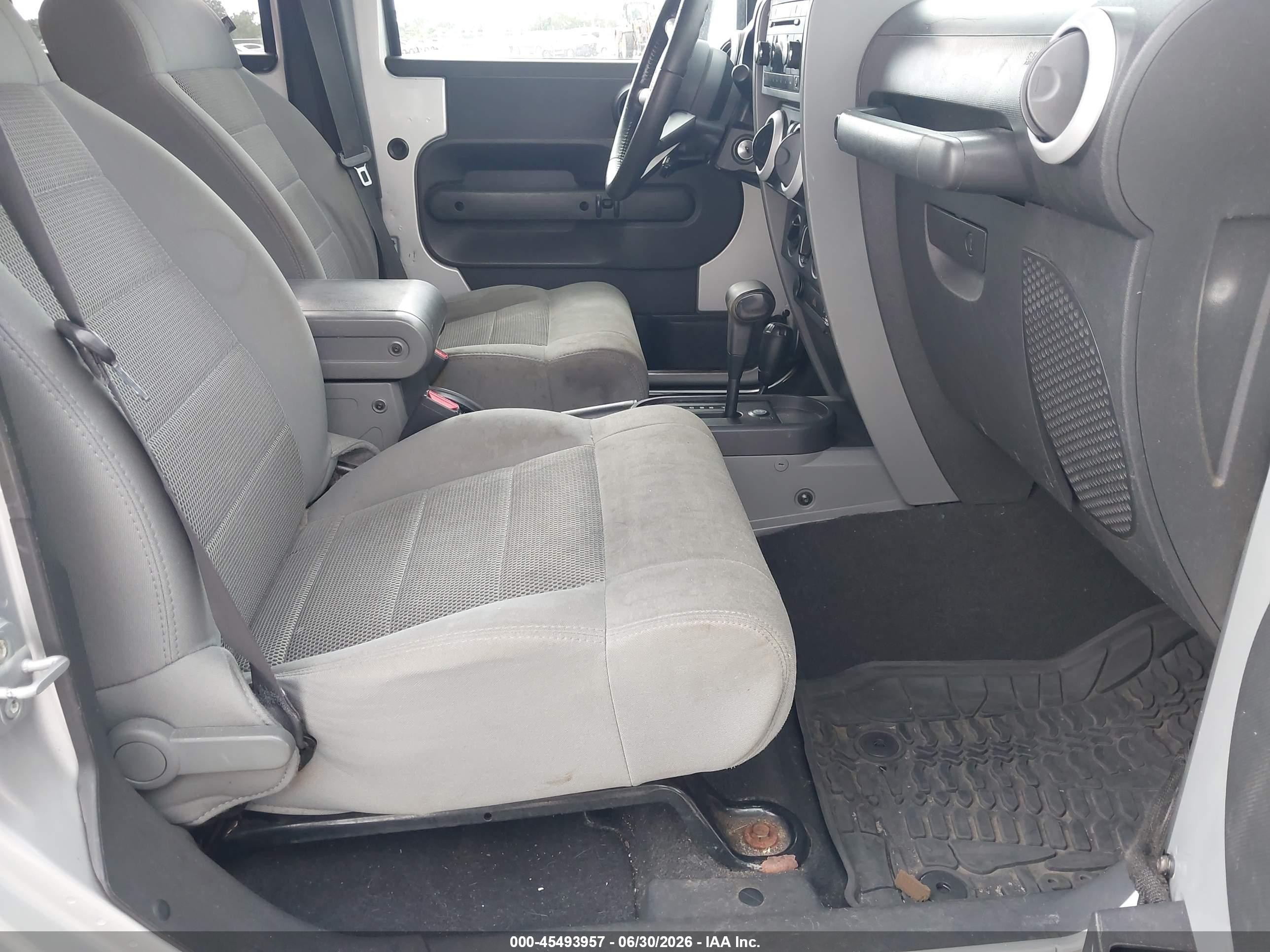 2008 Jeep Wrangler Unlimited Sahara Silver vin: 1J4GA59148L614221