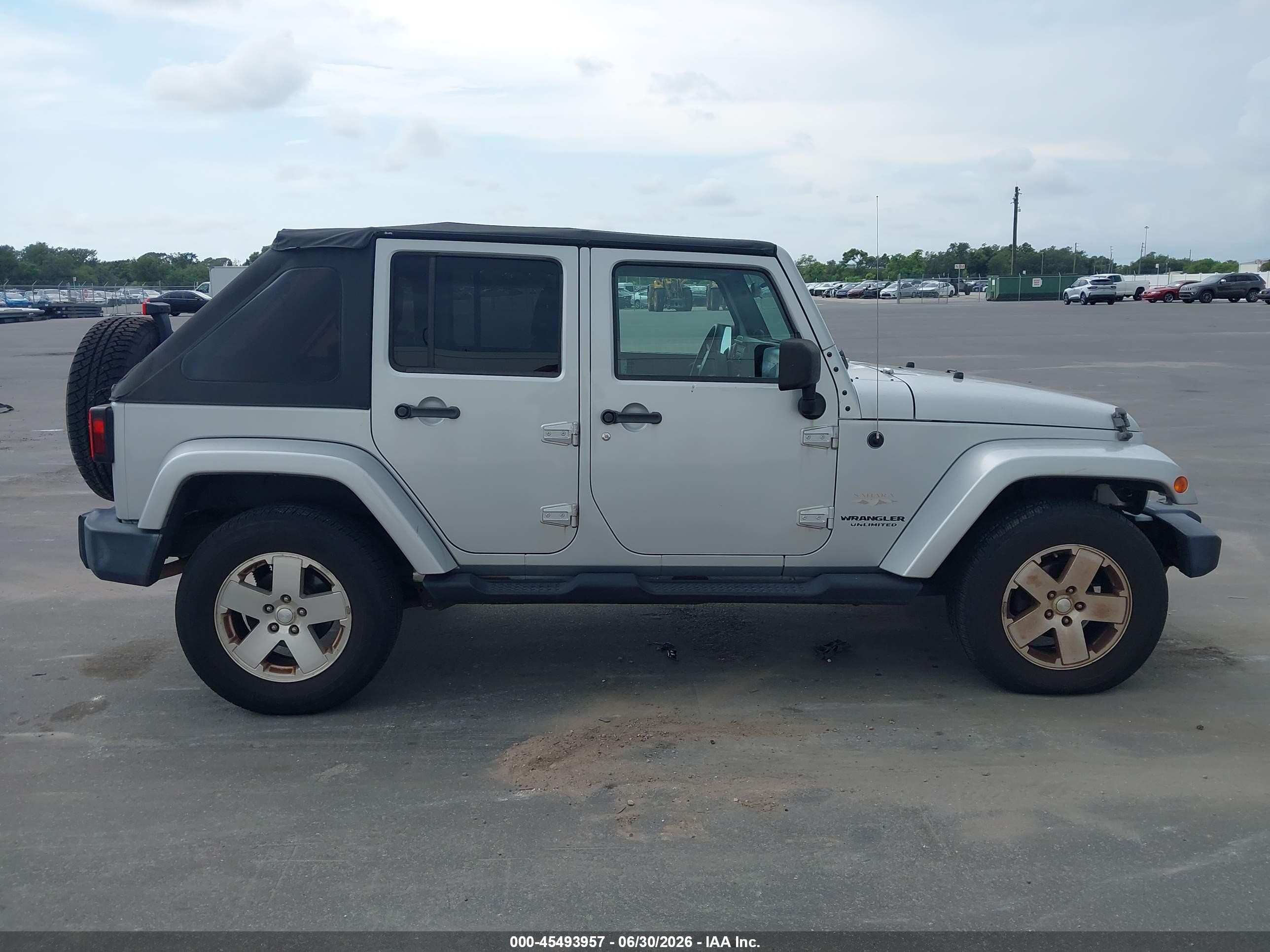 2008 Jeep Wrangler Unlimited Sahara Silver vin: 1J4GA59148L614221