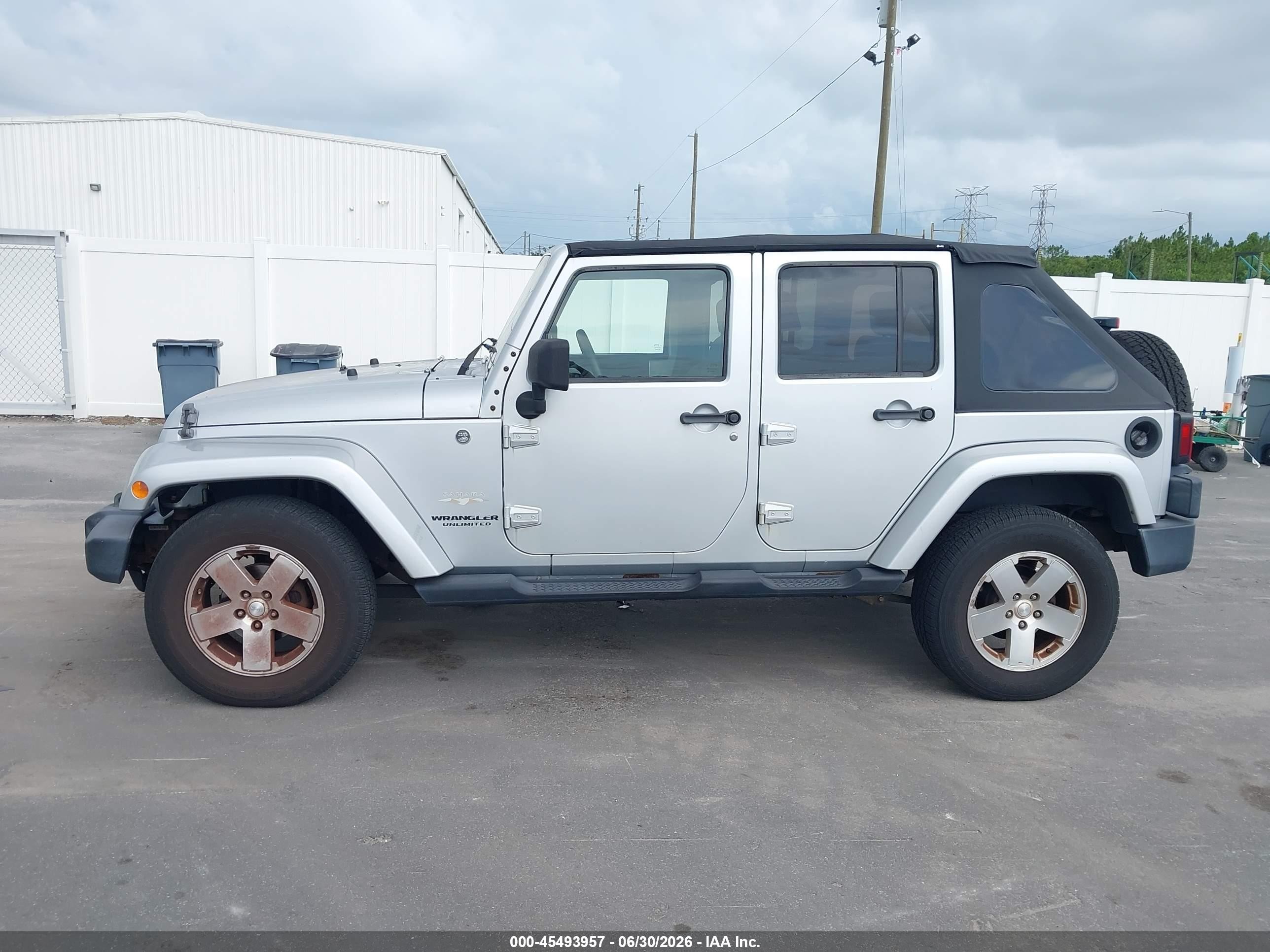 2008 Jeep Wrangler Unlimited Sahara Silver vin: 1J4GA59148L614221