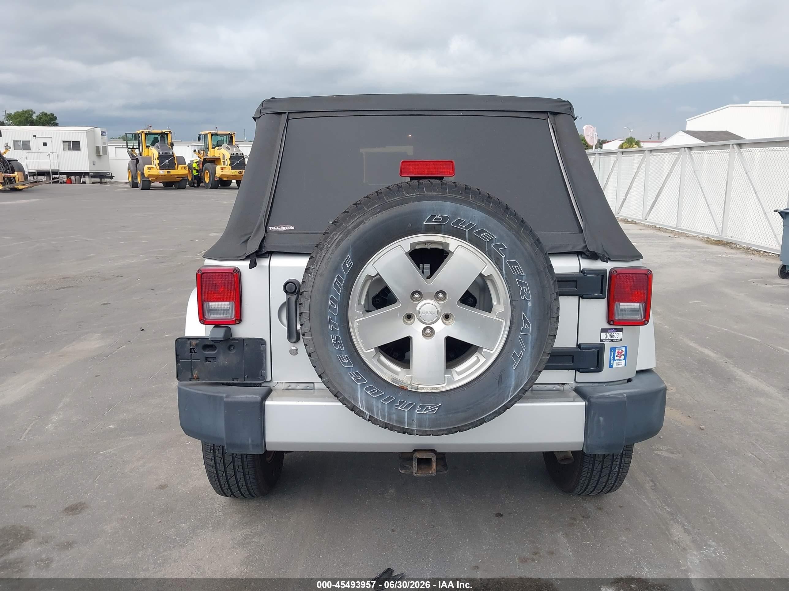 2008 Jeep Wrangler Unlimited Sahara Silver vin: 1J4GA59148L614221